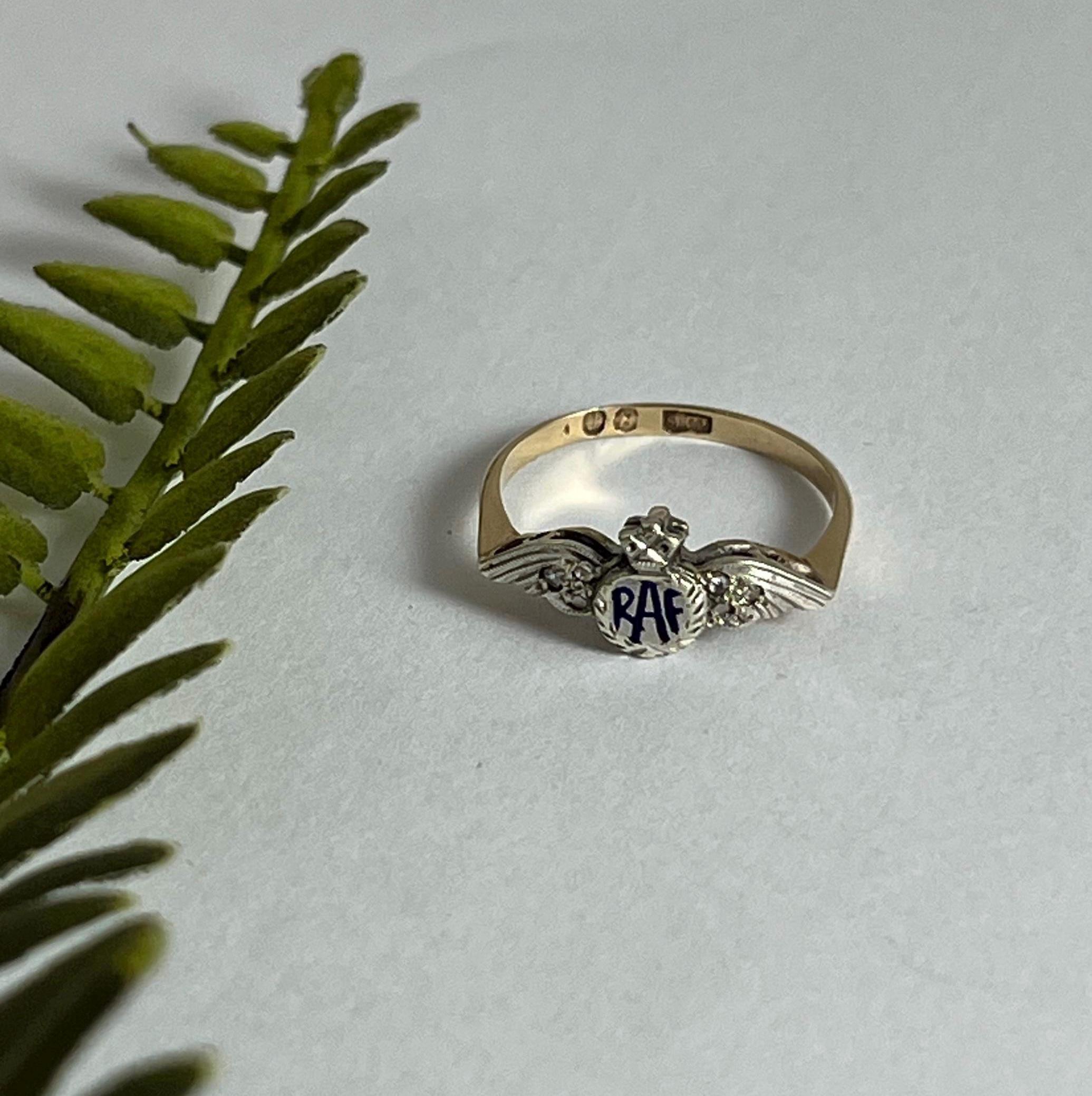 Vintage 9ct Gold, Emaille RAF und Diamant Ring, CIRCA 1940s im Angebot 3