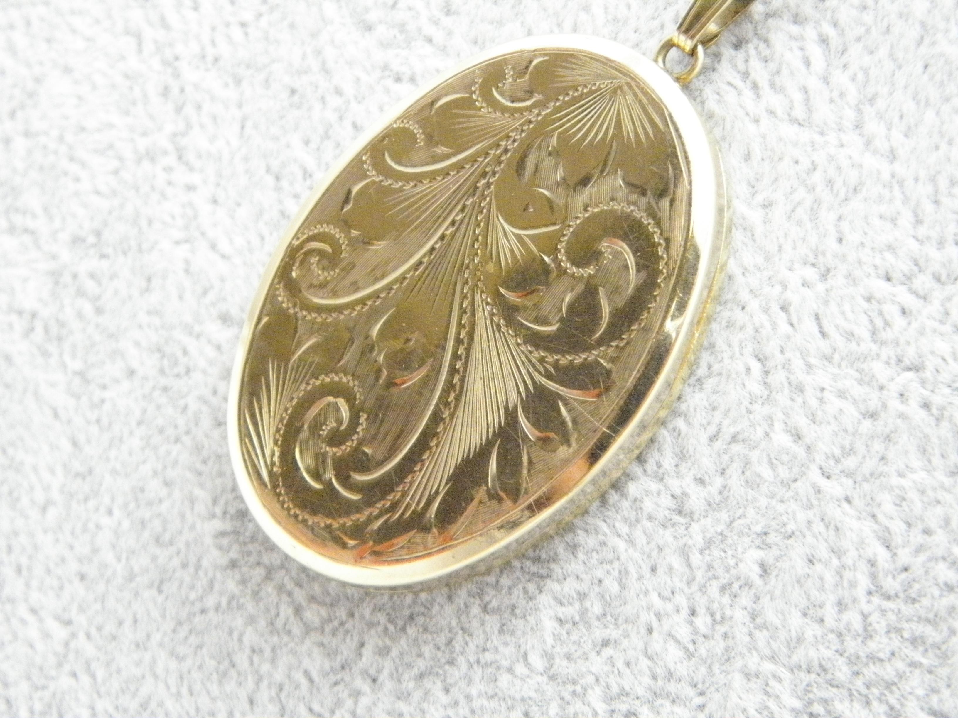 Contemporary Vintage 9ct Gold Enormous Floral Locket Pendant Necklace Belcher Chain 20 Inch For Sale