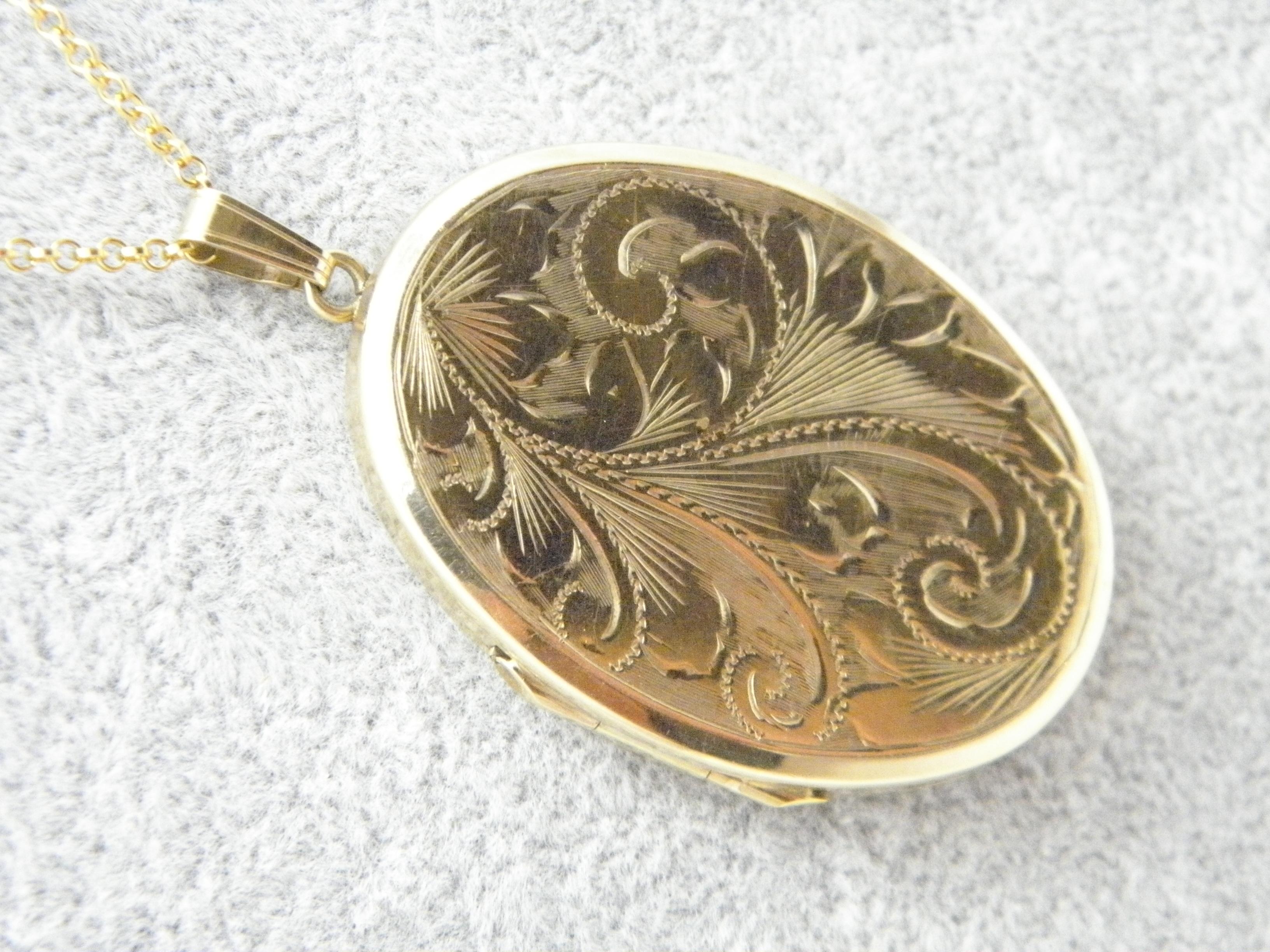 Vintage 9ct Gold Enormous Floral Locket Pendant Necklace Belcher Chain 20 Inch In Excellent Condition For Sale In Camelford, GB