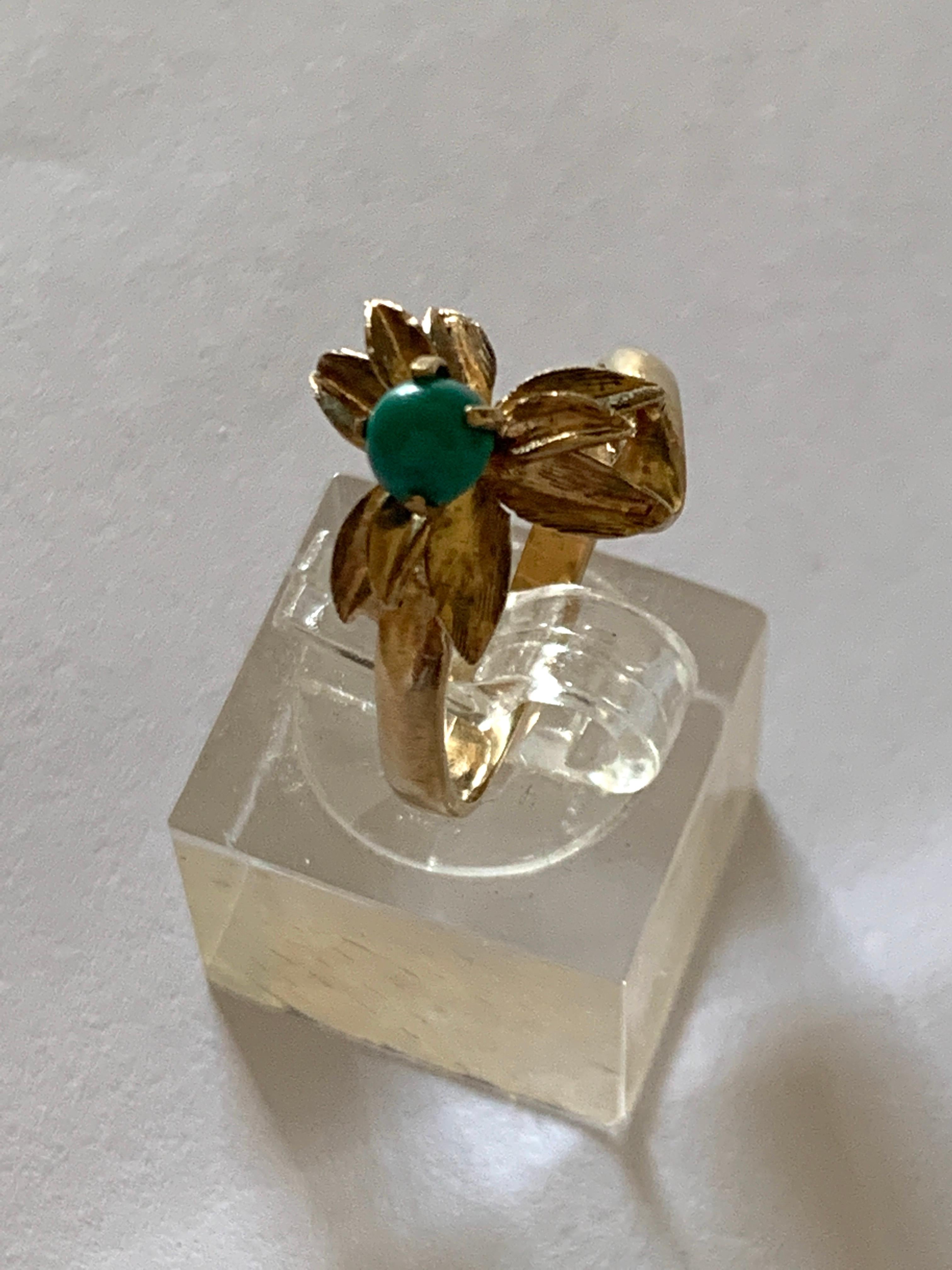 Beautiful Early Vintage
Turquoise Cabochon Flower ring

Fully Hallmarked by PL d. Dated 1944
Size -  U.K - N 1/2
            U.S - 6 3/4
Inside diameter -  17.13 mm
Circumference =  53.4 mm
Weight 2.62 grams