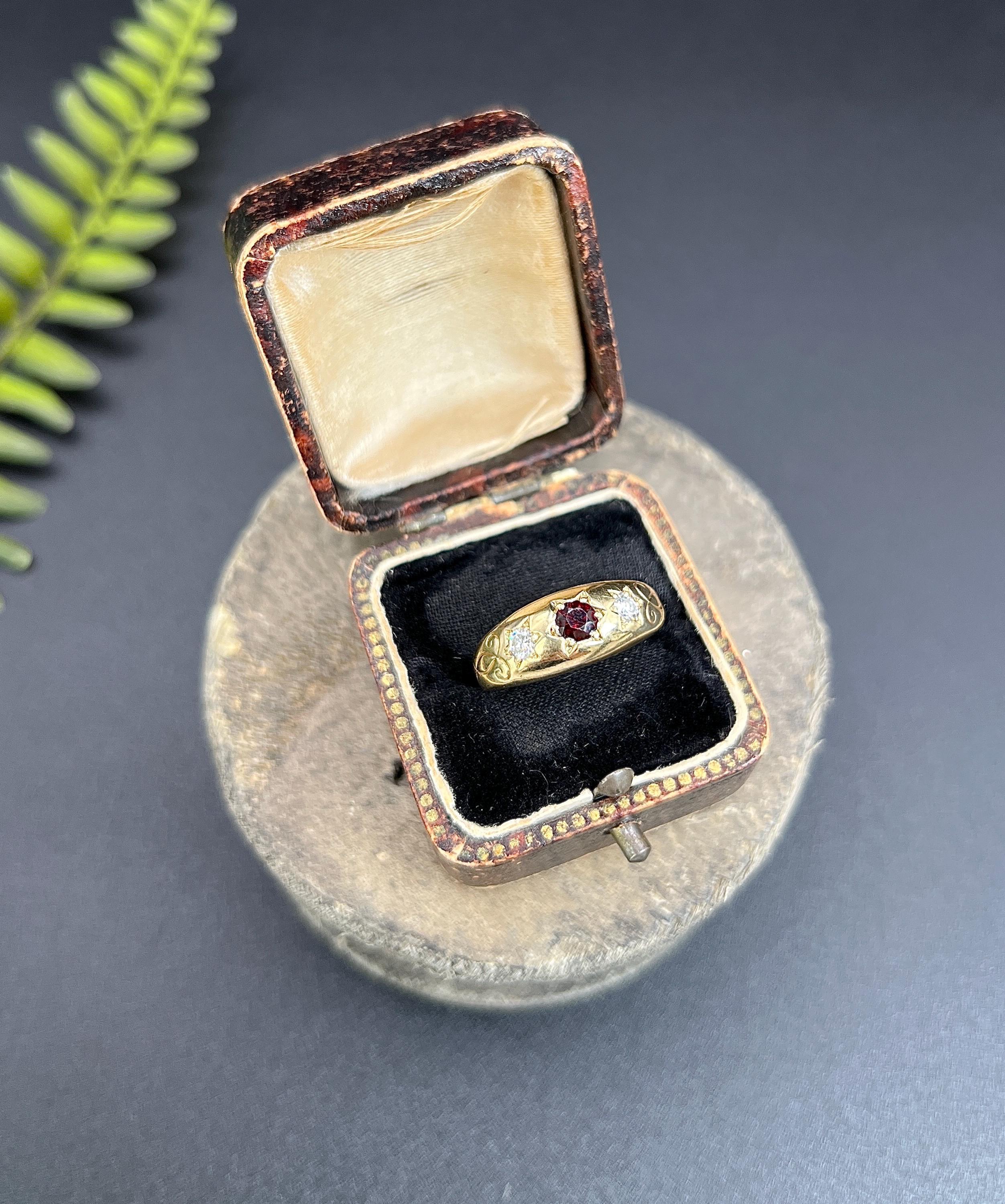 Women's or Men's Vintage 9ct Gold Garnet & Diamond Three Stone Ring, Hallmarked Birmingham 1978 For Sale