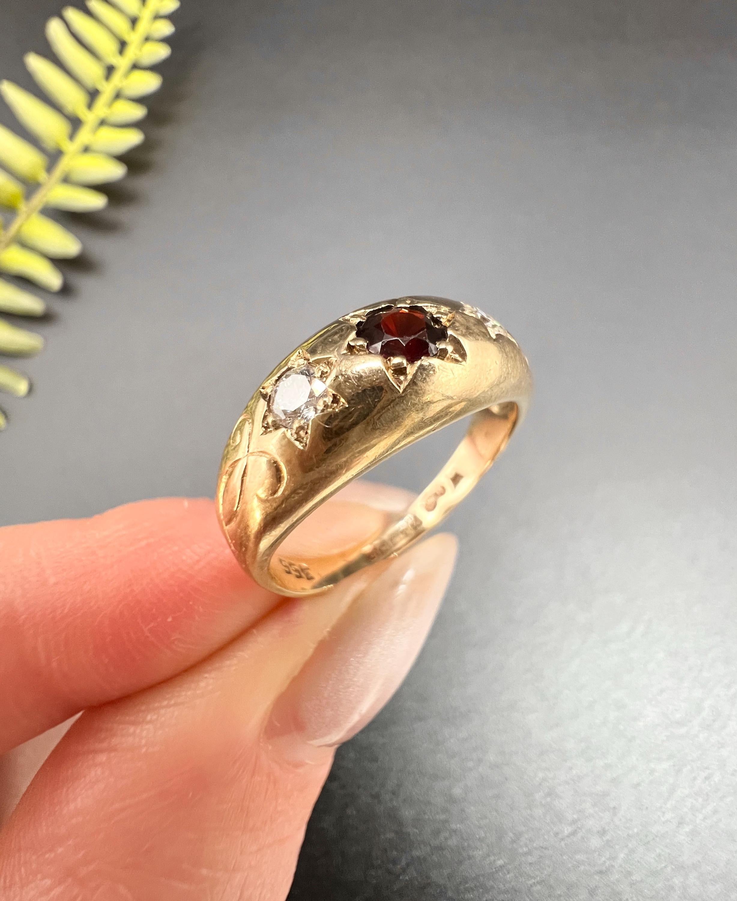 Vintage 9ct Gold Garnet & Diamond Three Stone Ring, Hallmarked Birmingham 1978 For Sale 1