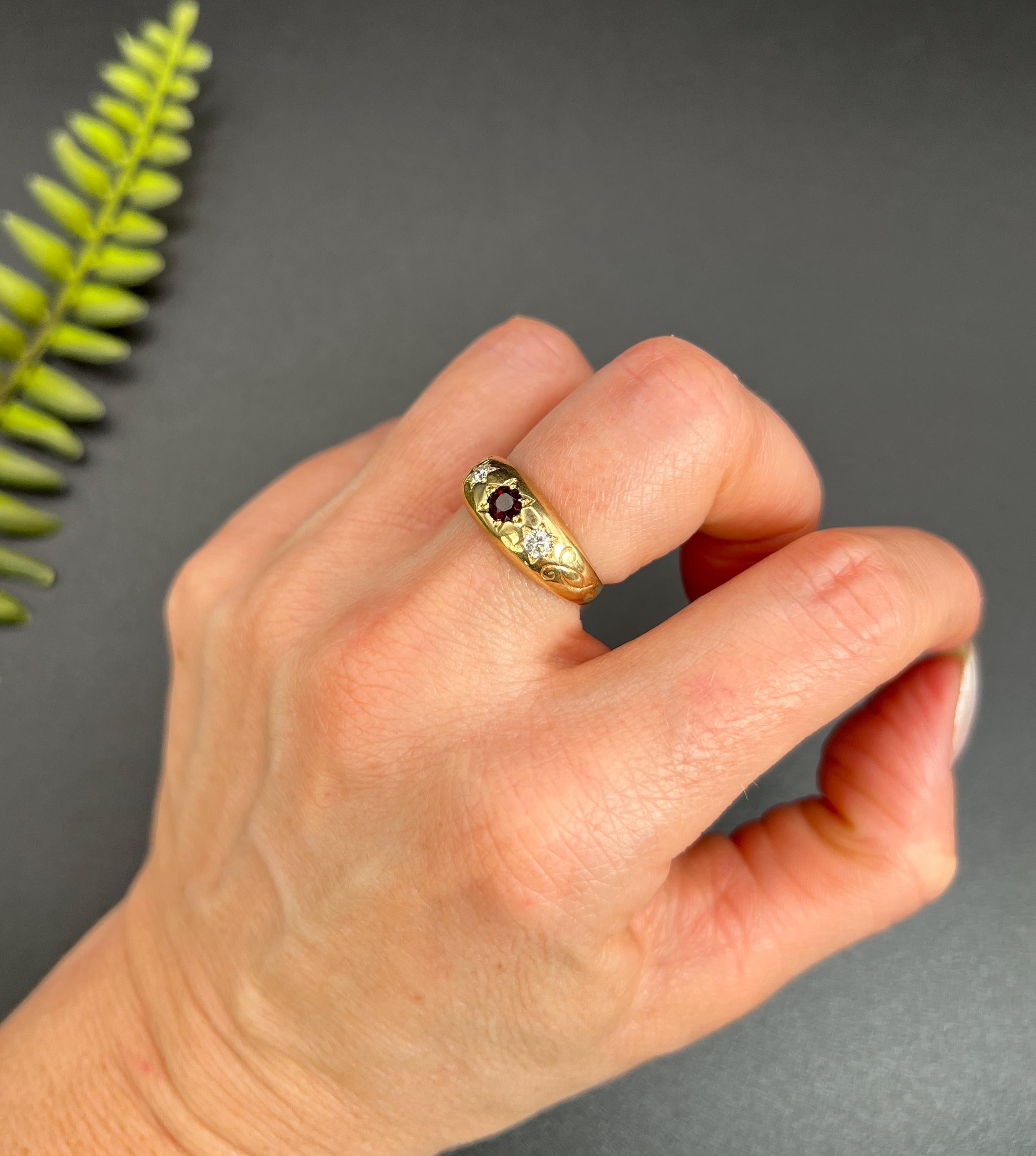 Vintage 9ct Gold Garnet & Diamond Three Stone Ring, Hallmarked Birmingham 1978 For Sale 2