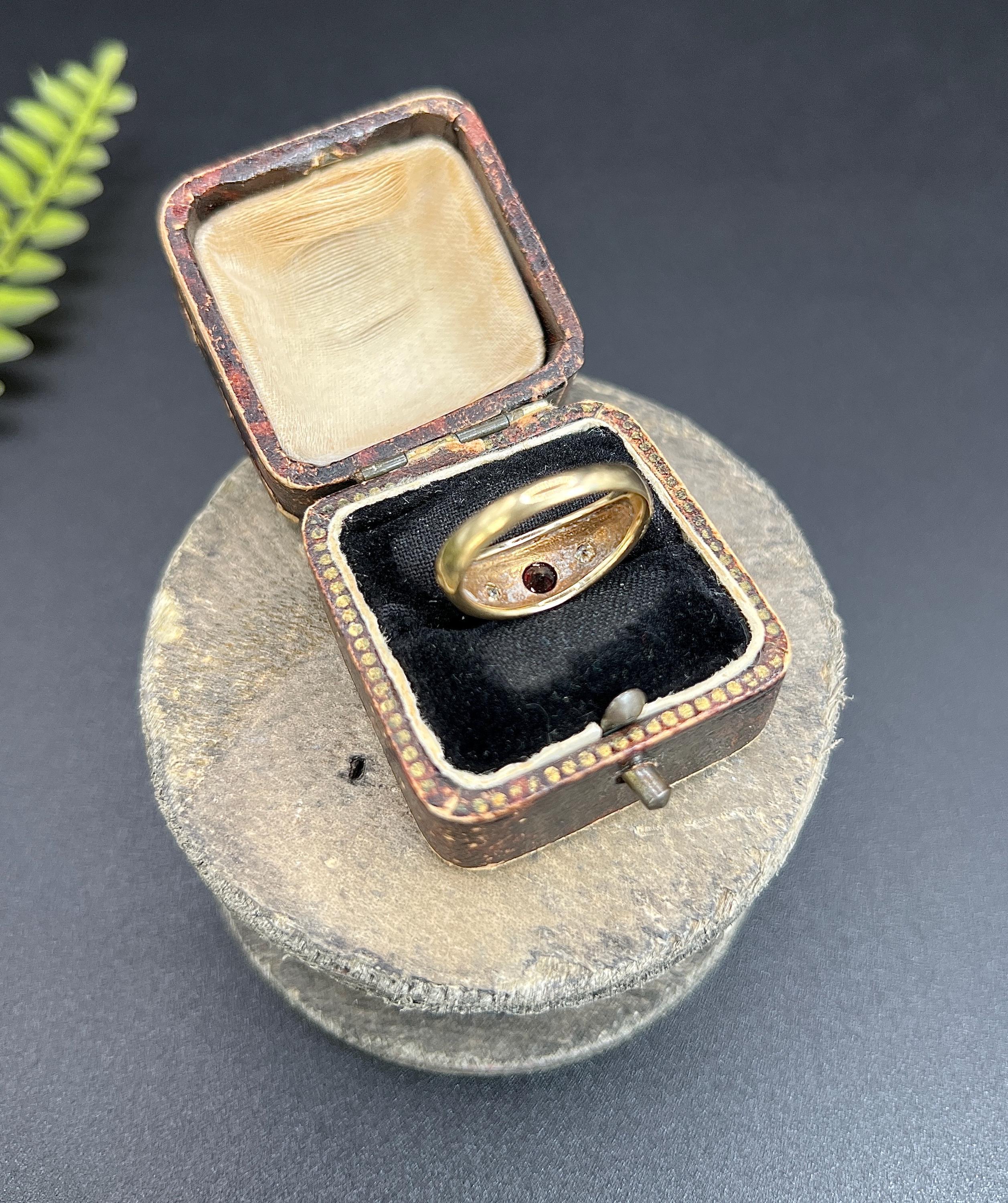 Vintage 9ct Gold Garnet & Diamond Three Stone Ring, Hallmarked Birmingham 1978 For Sale 3