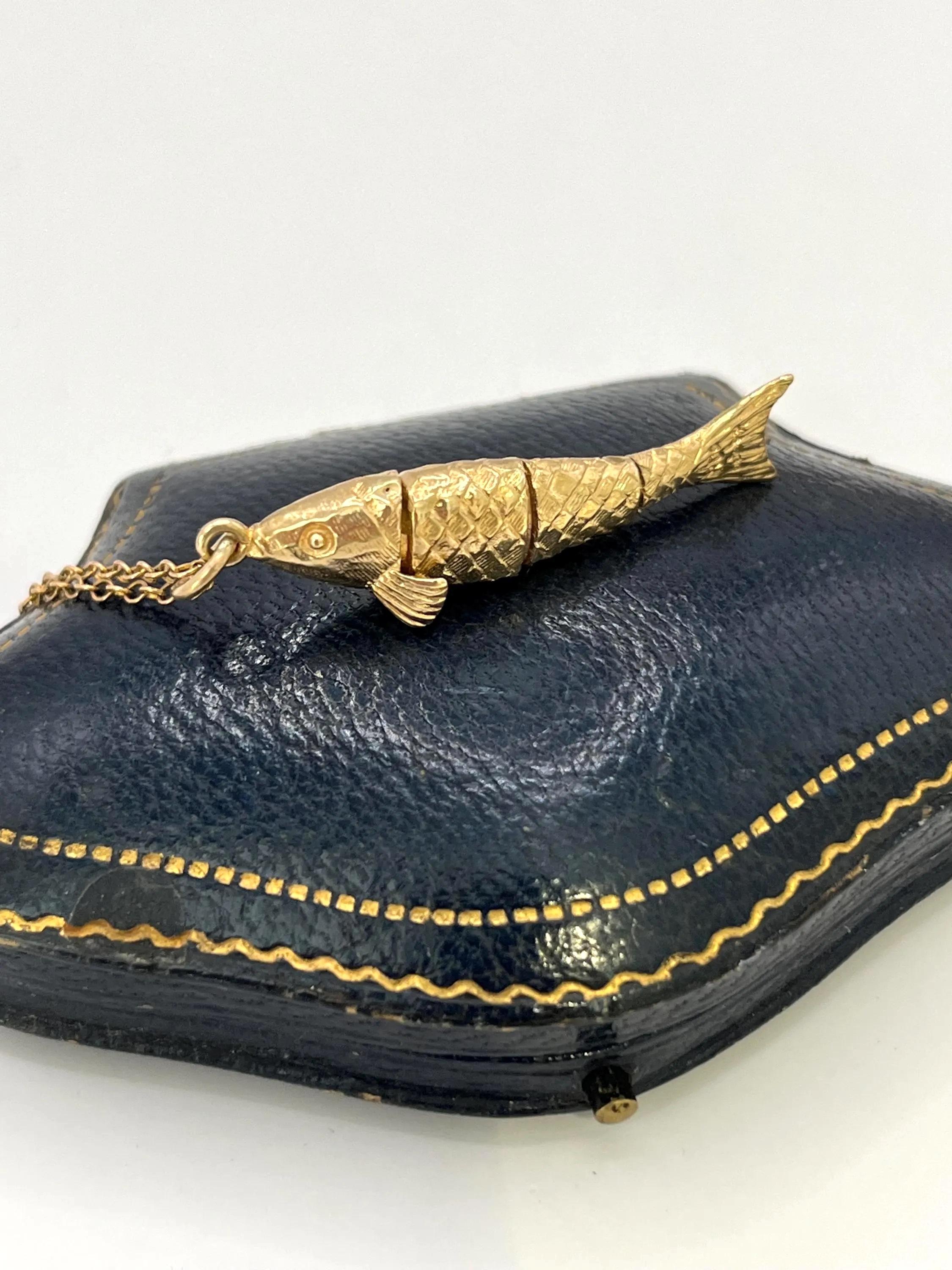 Vintage 9ct Gold, Hallmarked London 1972, Articulated Lucky Fish Pendant Charm For Sale 6