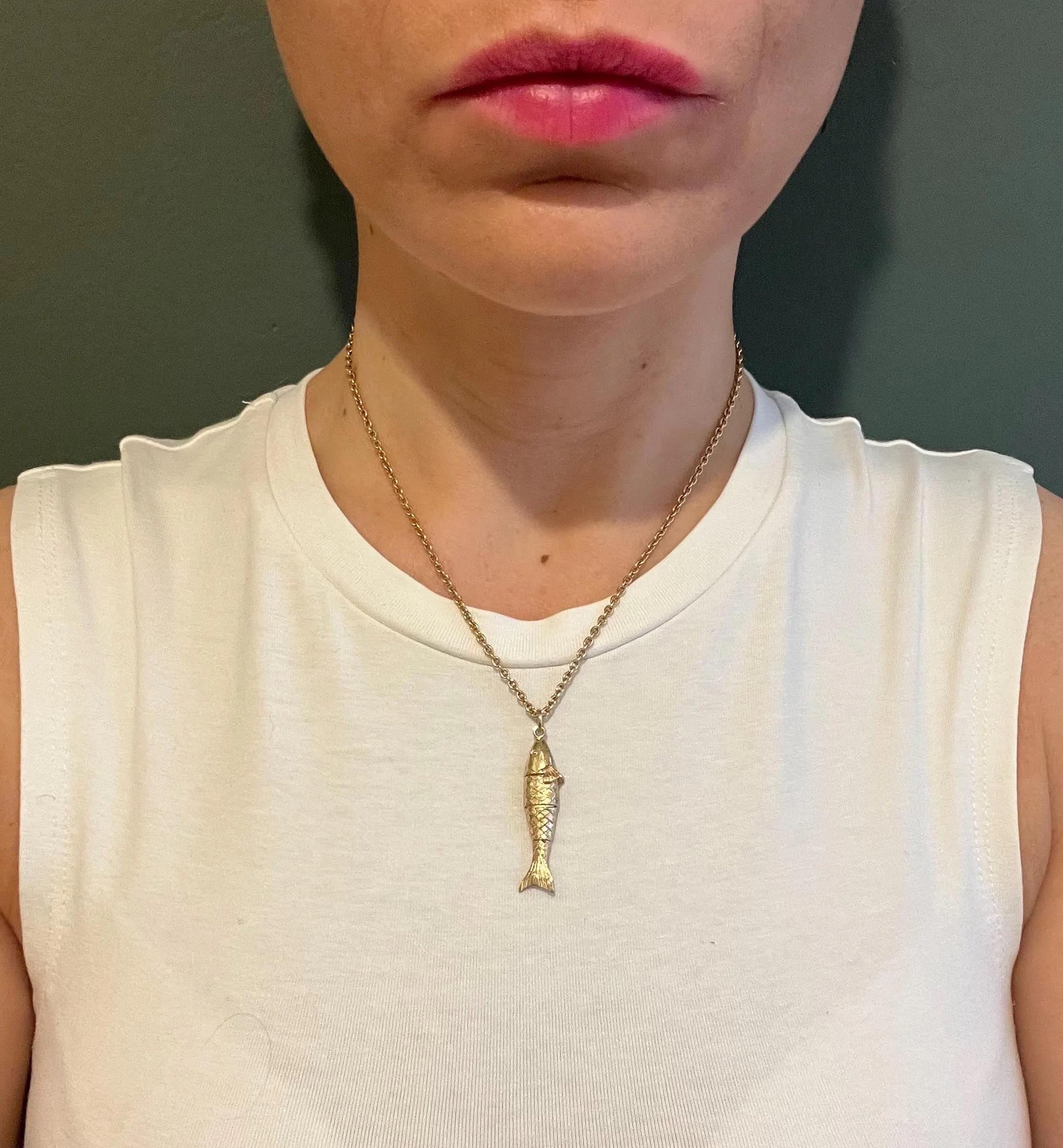 Vintage 9ct Gold, Hallmarked London 1972, Articulated Lucky Fish Pendant Charm In Good Condition For Sale In Brighton, GB