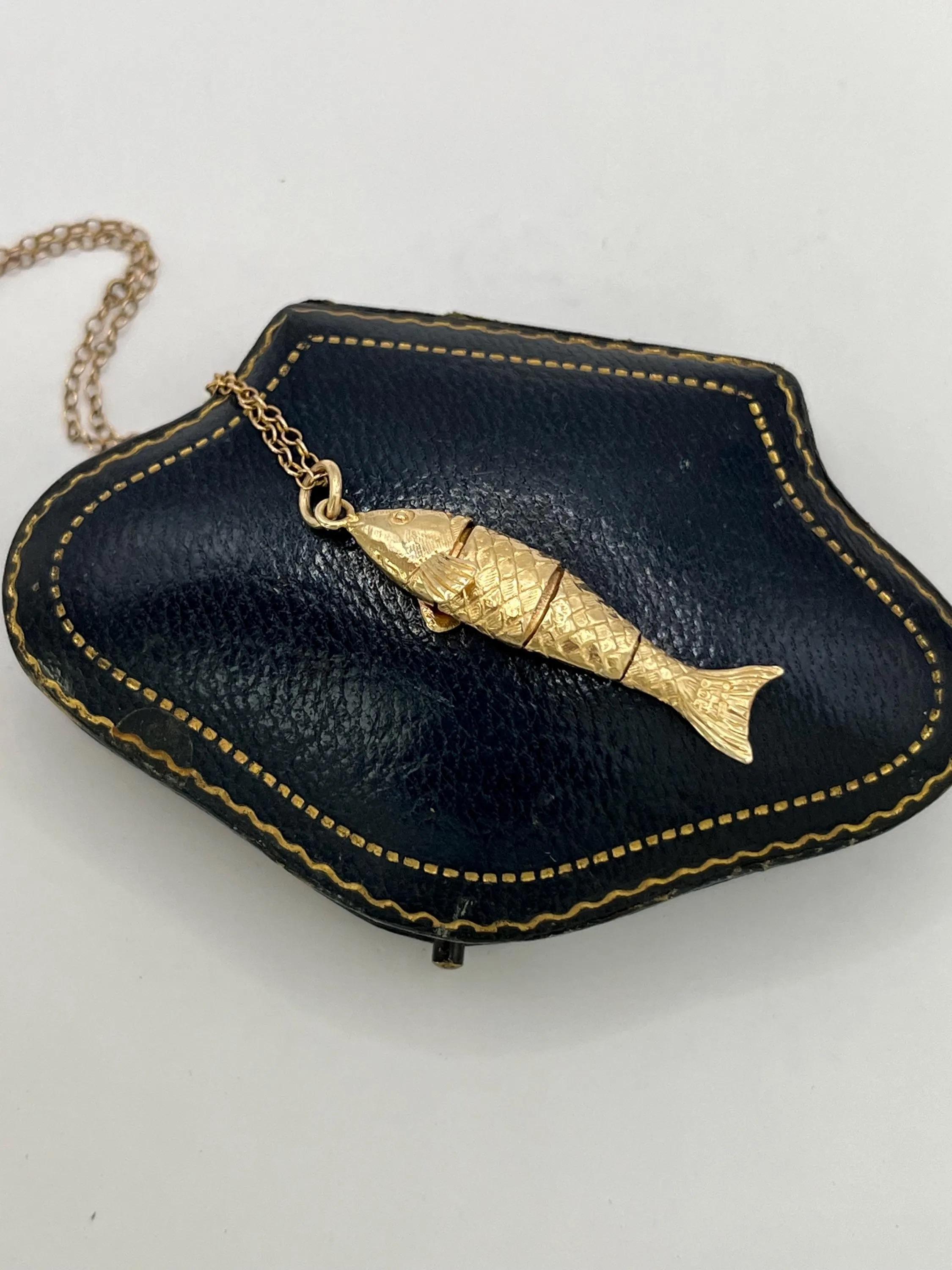Vintage 9ct Gold, Hallmarked London 1972, Articulated Lucky Fish Pendant Charm For Sale 1