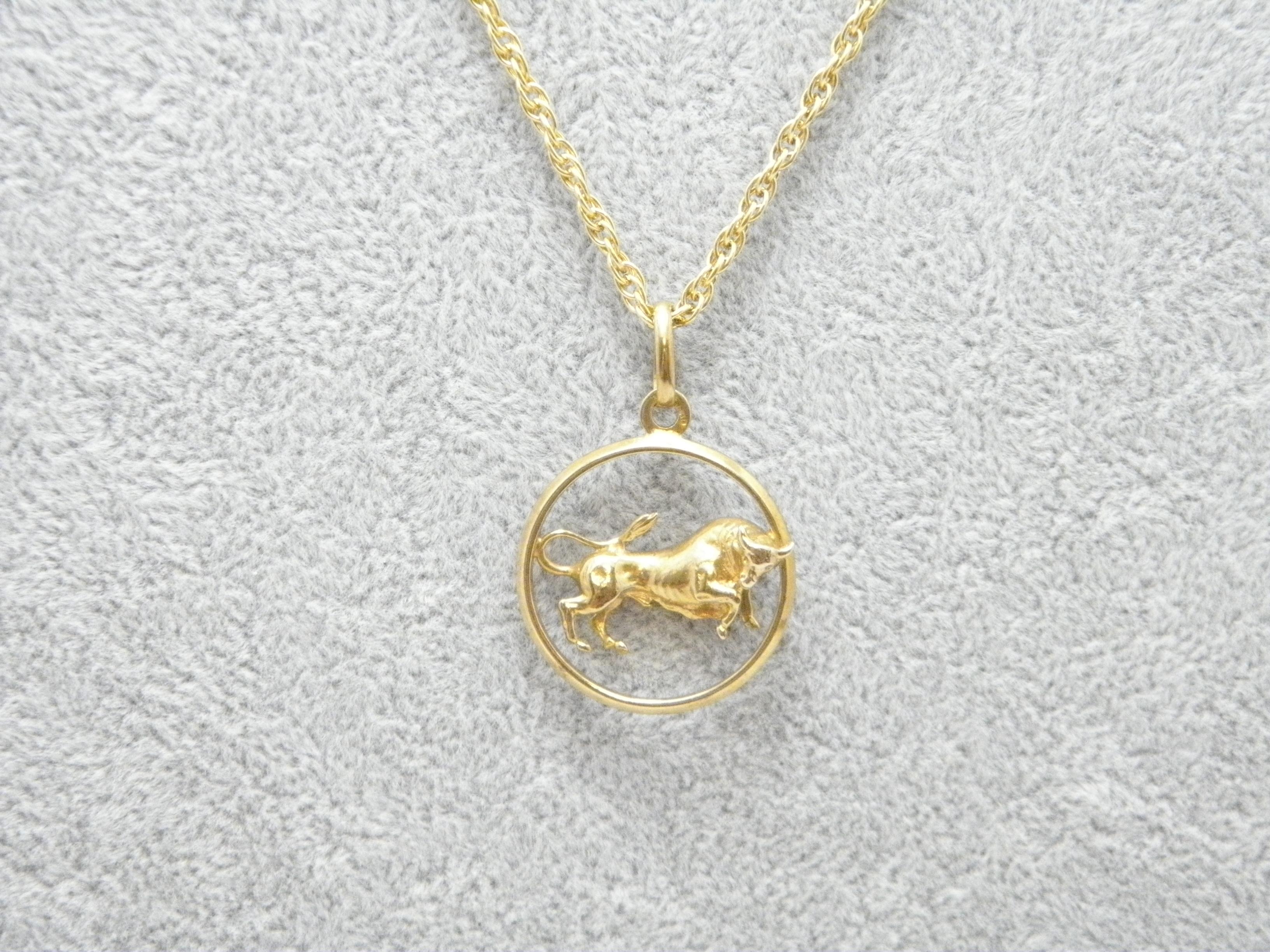 Wenn Sie auf dieser Seite gelandet sind, haben Sie ein Auge für Schönheit.

Im Angebot ist dieses herrliche

9CT GOLD SCHWER TAURUS DER STIER ANHÄNGER HALSKETTE

BESCHREIBUNG DES ANHÄNGERS
DETAILS
MATERIAL: Massiv 9ct (375/000) Gelbgold
Stil: Runder