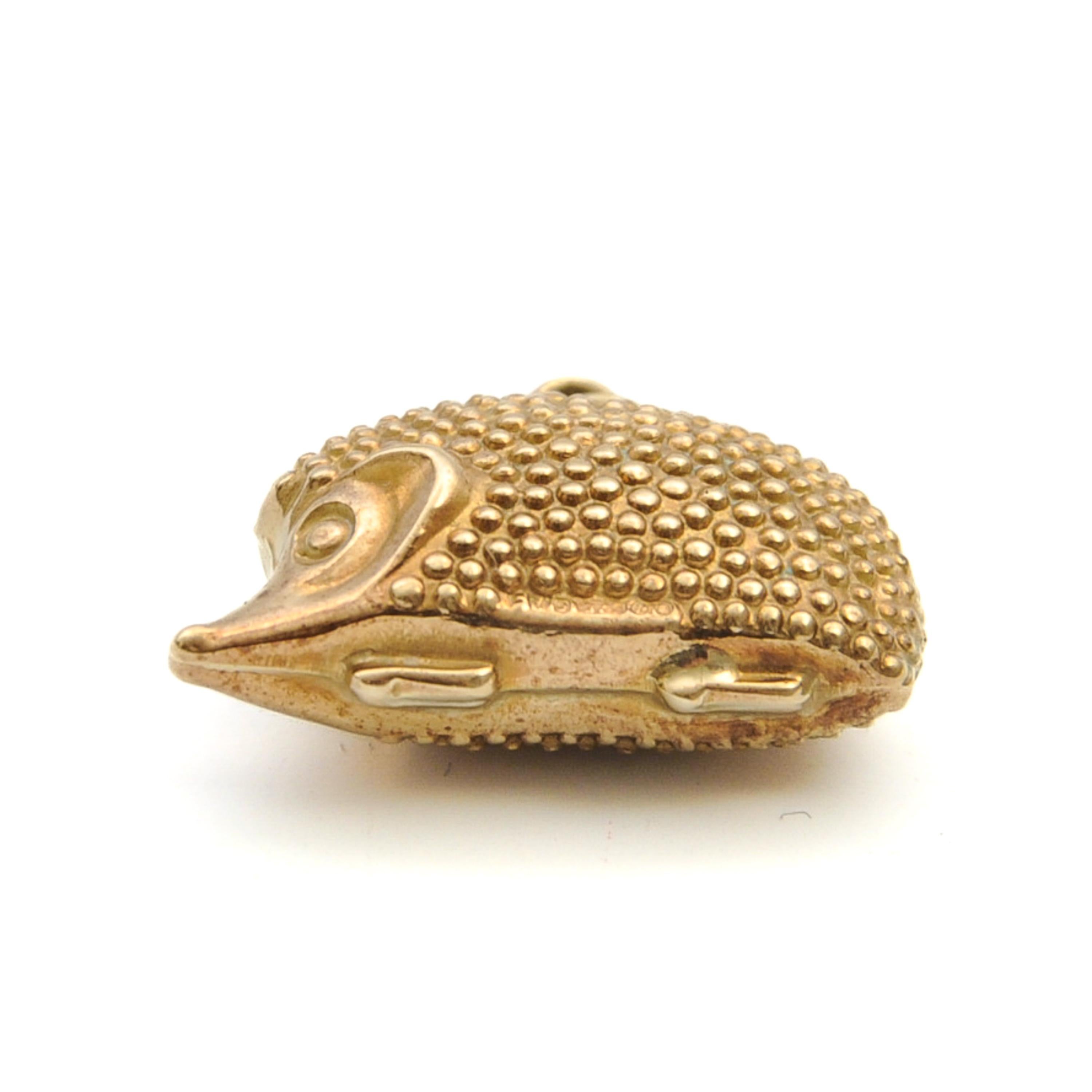 Vintage 9ct Gold Hedgehog Charm Pendant In Good Condition For Sale In Rotterdam, NL