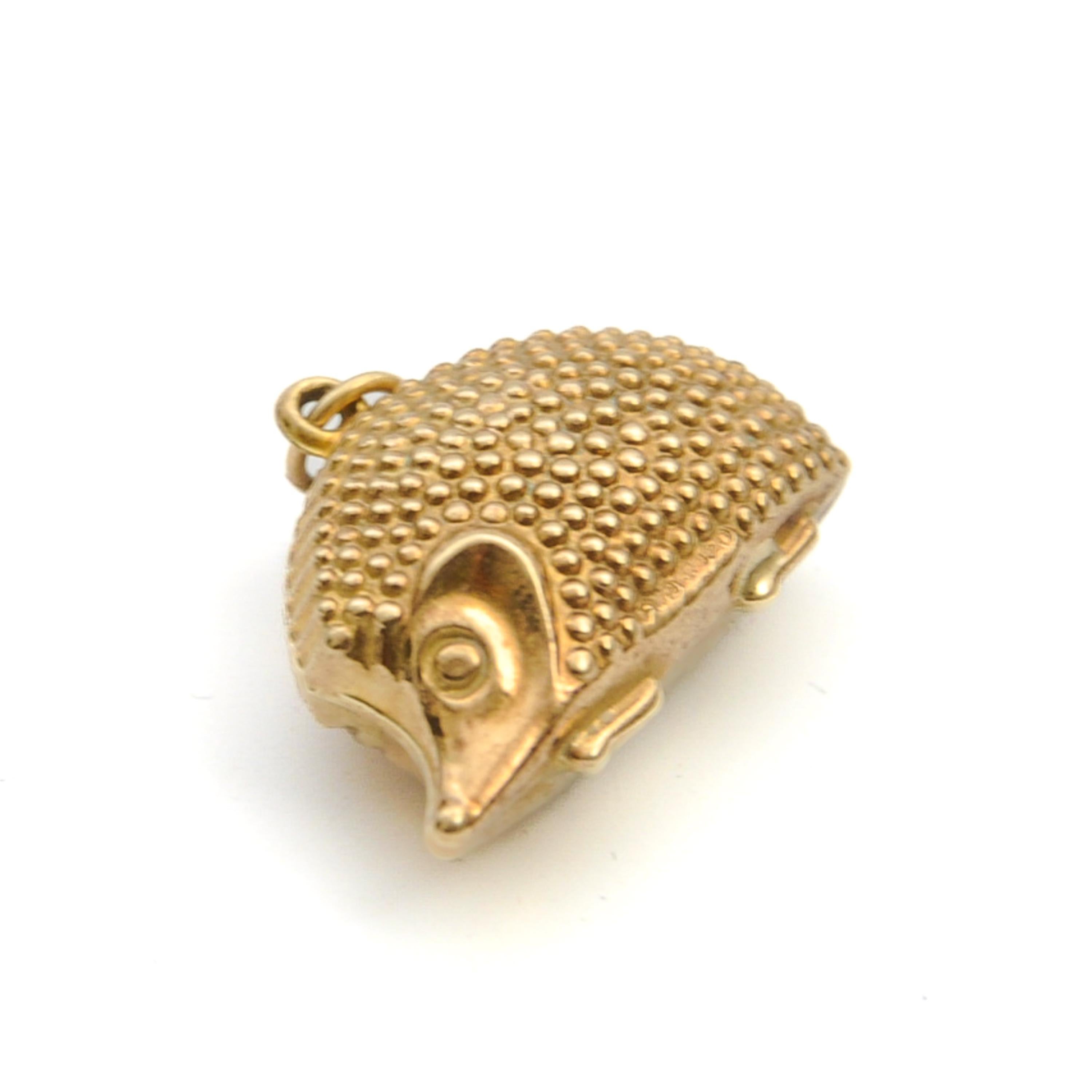 Women's or Men's Vintage 9ct Gold Hedgehog Charm Pendant For Sale