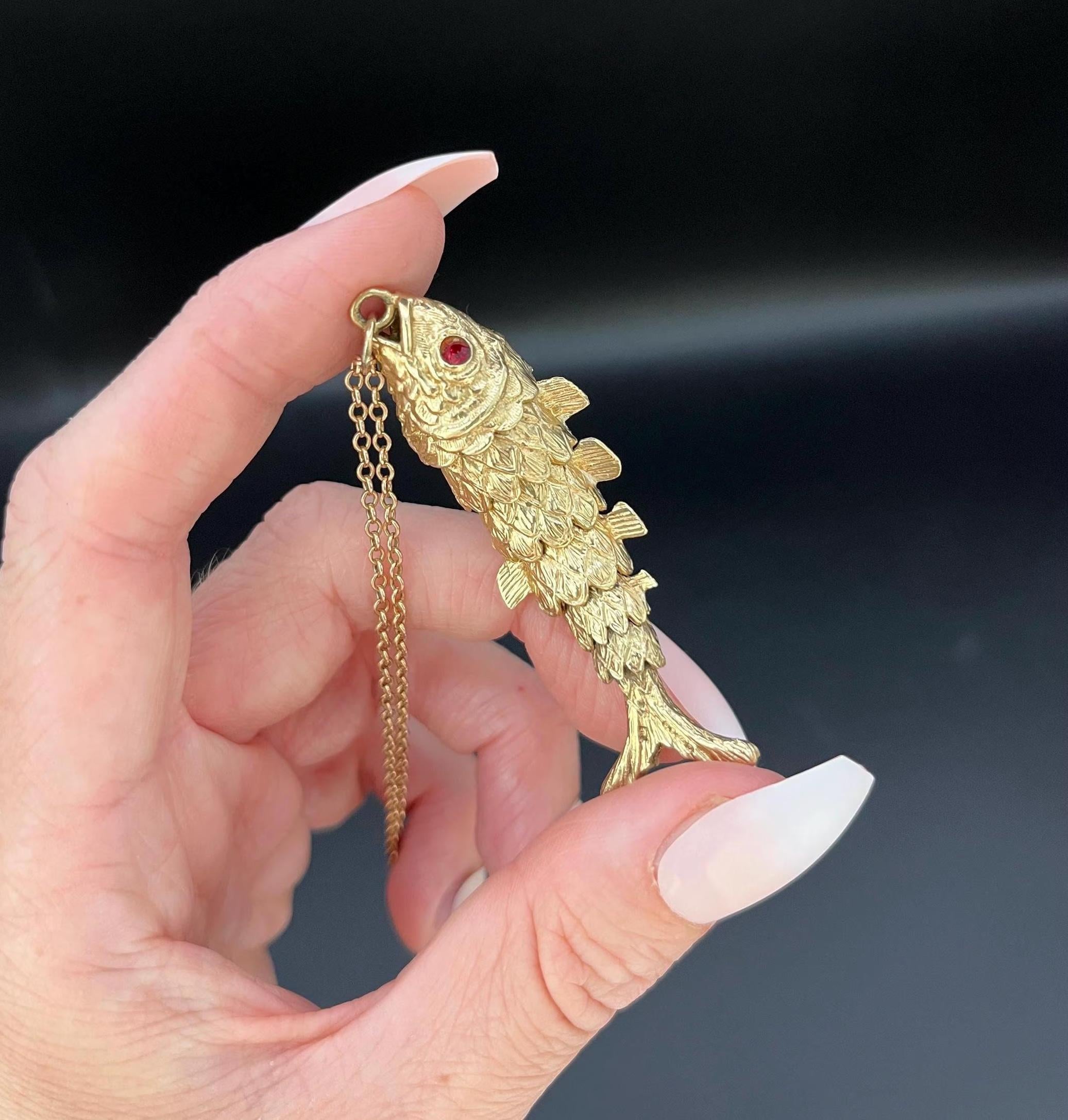 Ciondolo grande e snodato in oro 9ct con pesce portafortuna in vendita 6