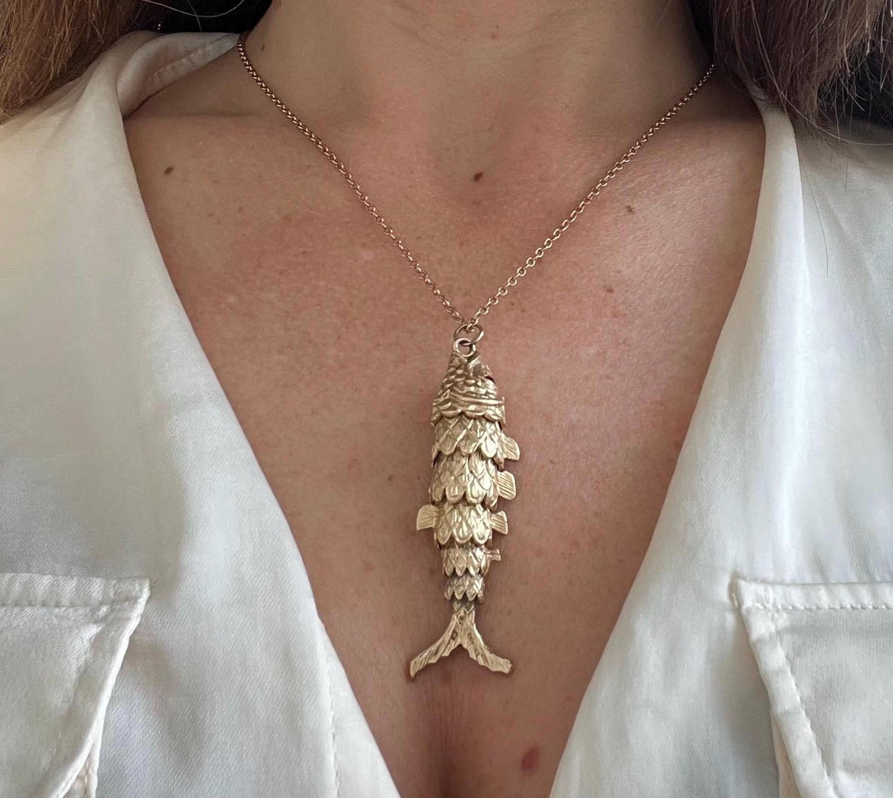Ciondolo a forma di pesce articolato

Oro 9ct con marchio di garanzia 

*LA CATENA È VENDUTA SEPARATAMENTE 

Incontra il ciondolo che si muove con mistero. Questo grande pesce articolato, marchiato in oro 9ct, brilla di vita in ogni sua curva e