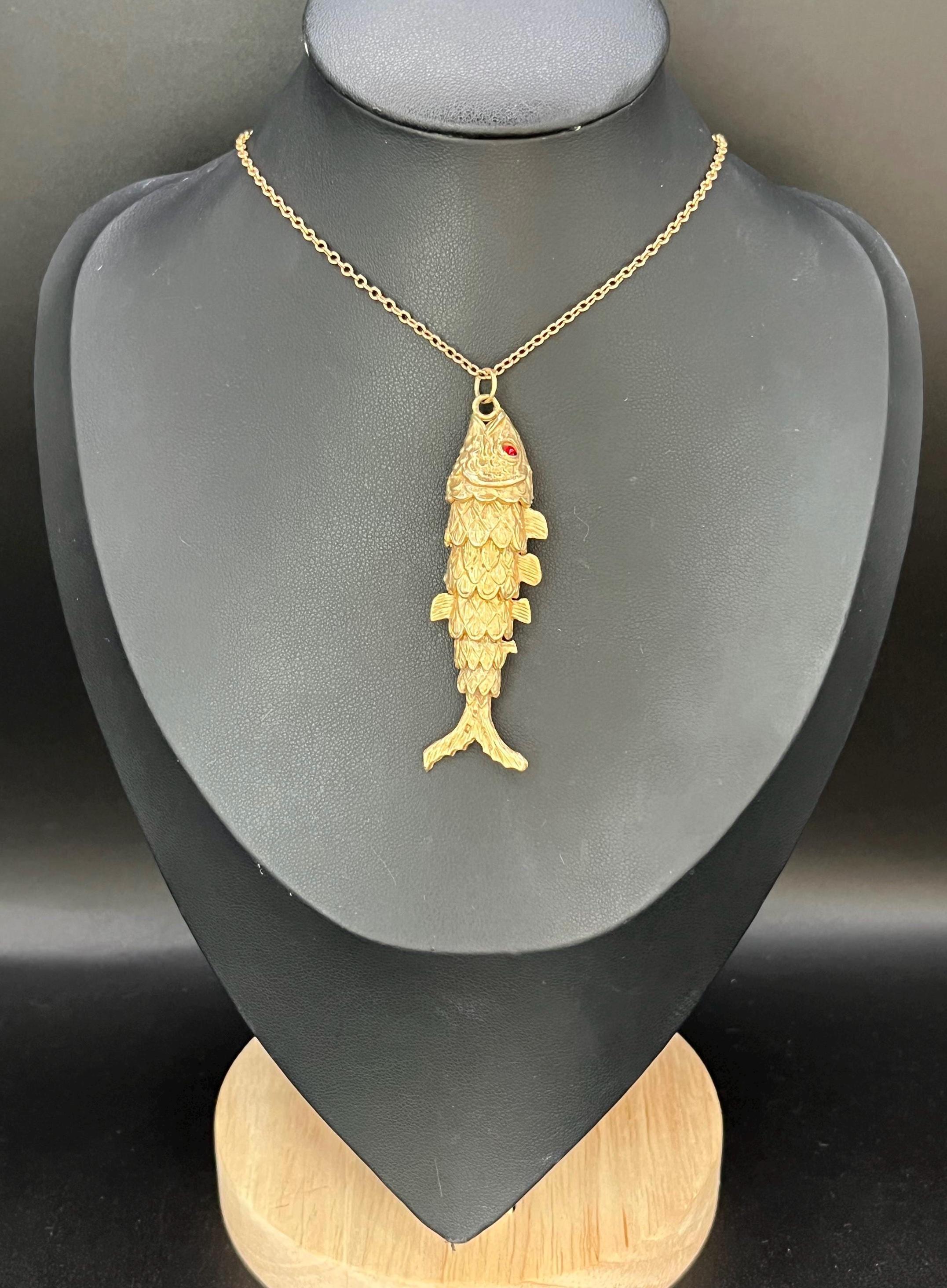 Ciondolo grande e snodato in oro 9ct con pesce portafortuna In condizioni buone in vendita a Brighton, GB
