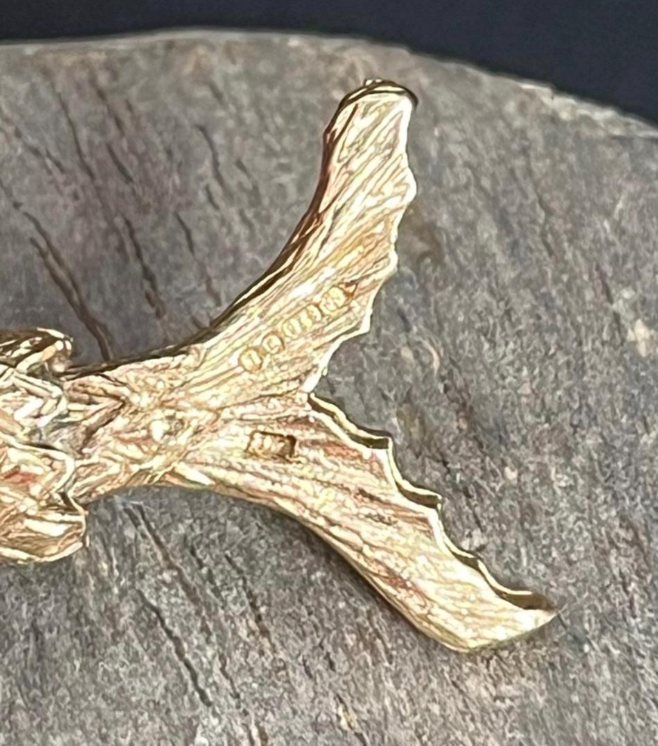 Ciondolo grande e snodato in oro 9ct con pesce portafortuna in vendita 1