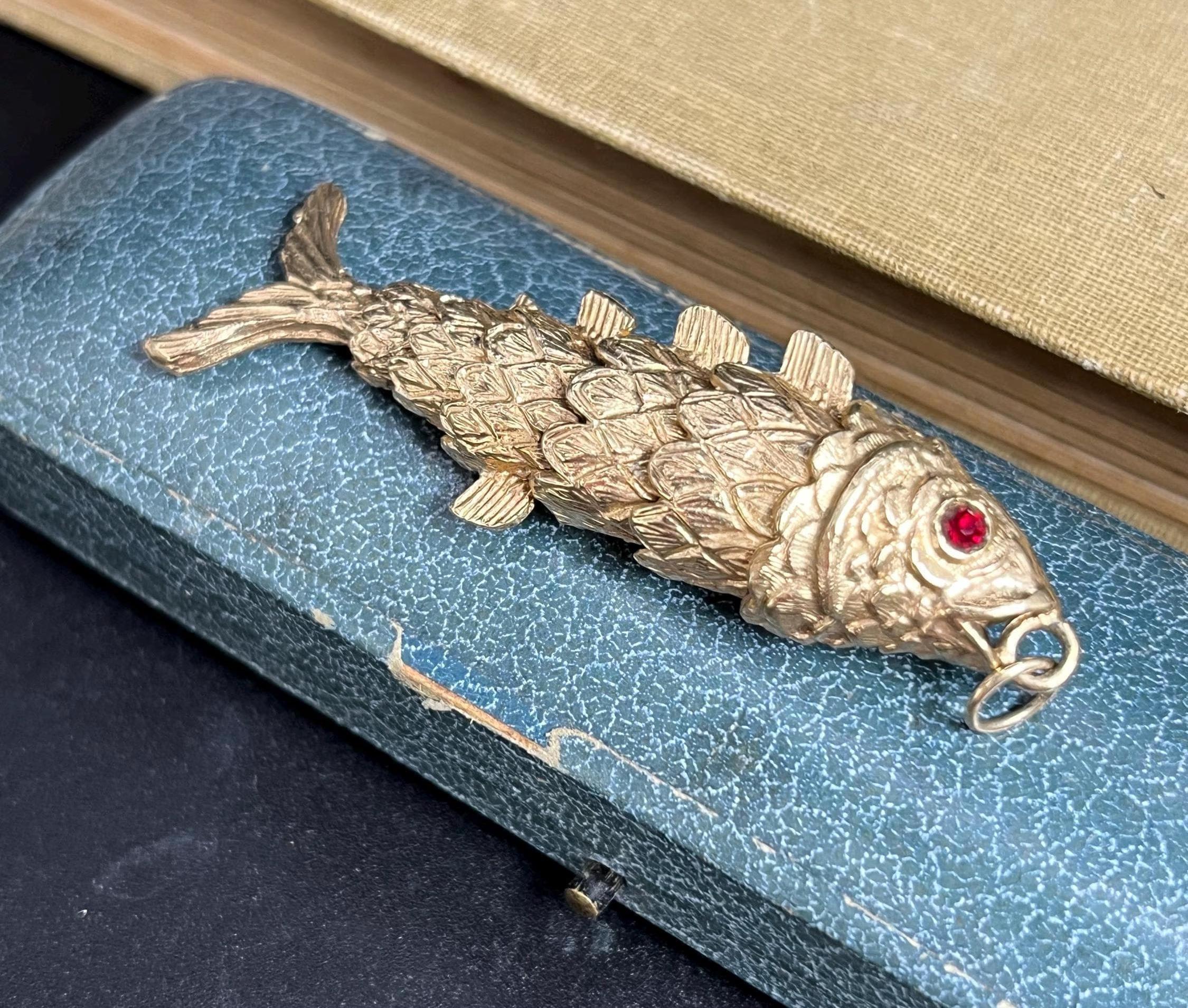 Ciondolo grande e snodato in oro 9ct con pesce portafortuna in vendita 2