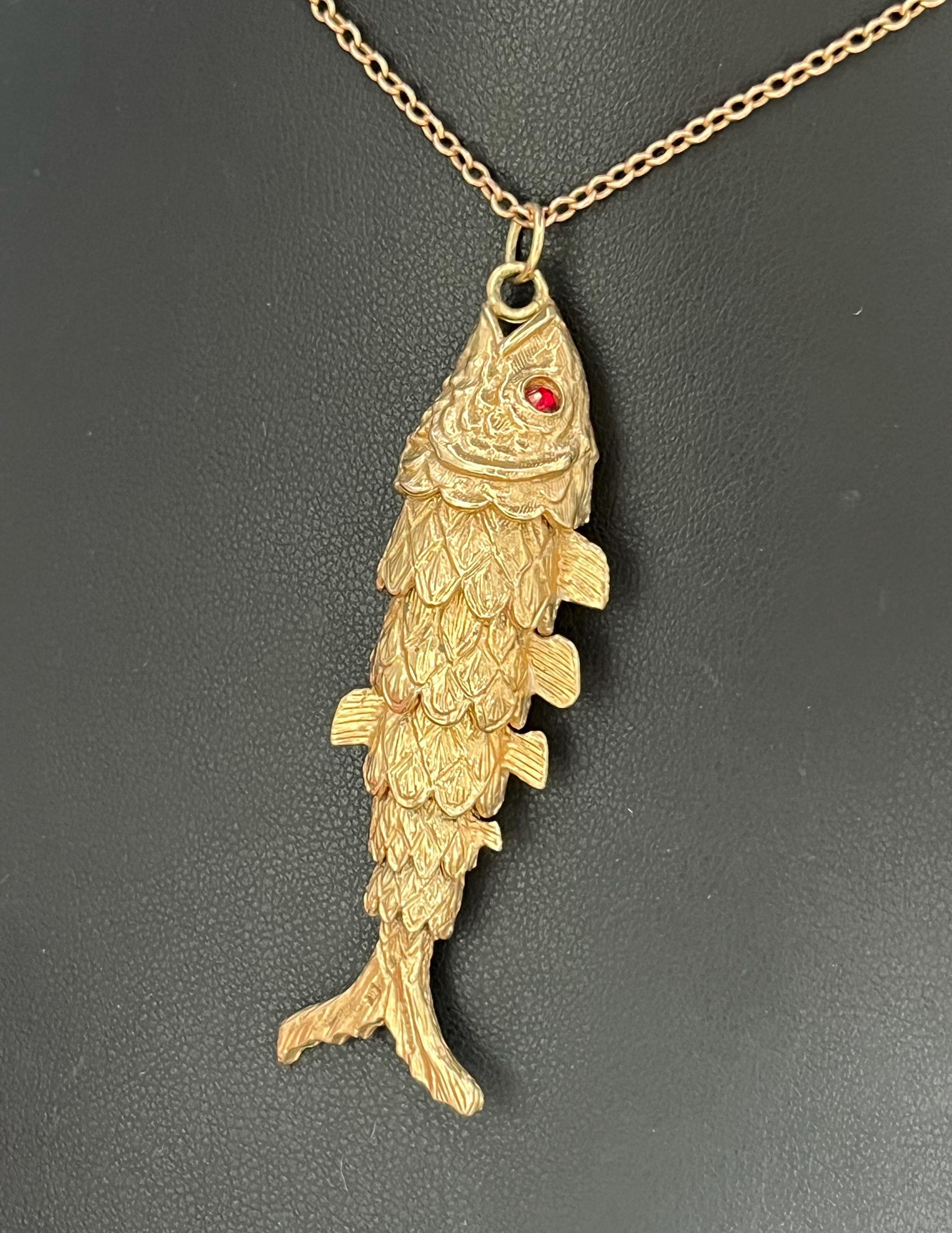 Ciondolo grande e snodato in oro 9ct con pesce portafortuna in vendita 3