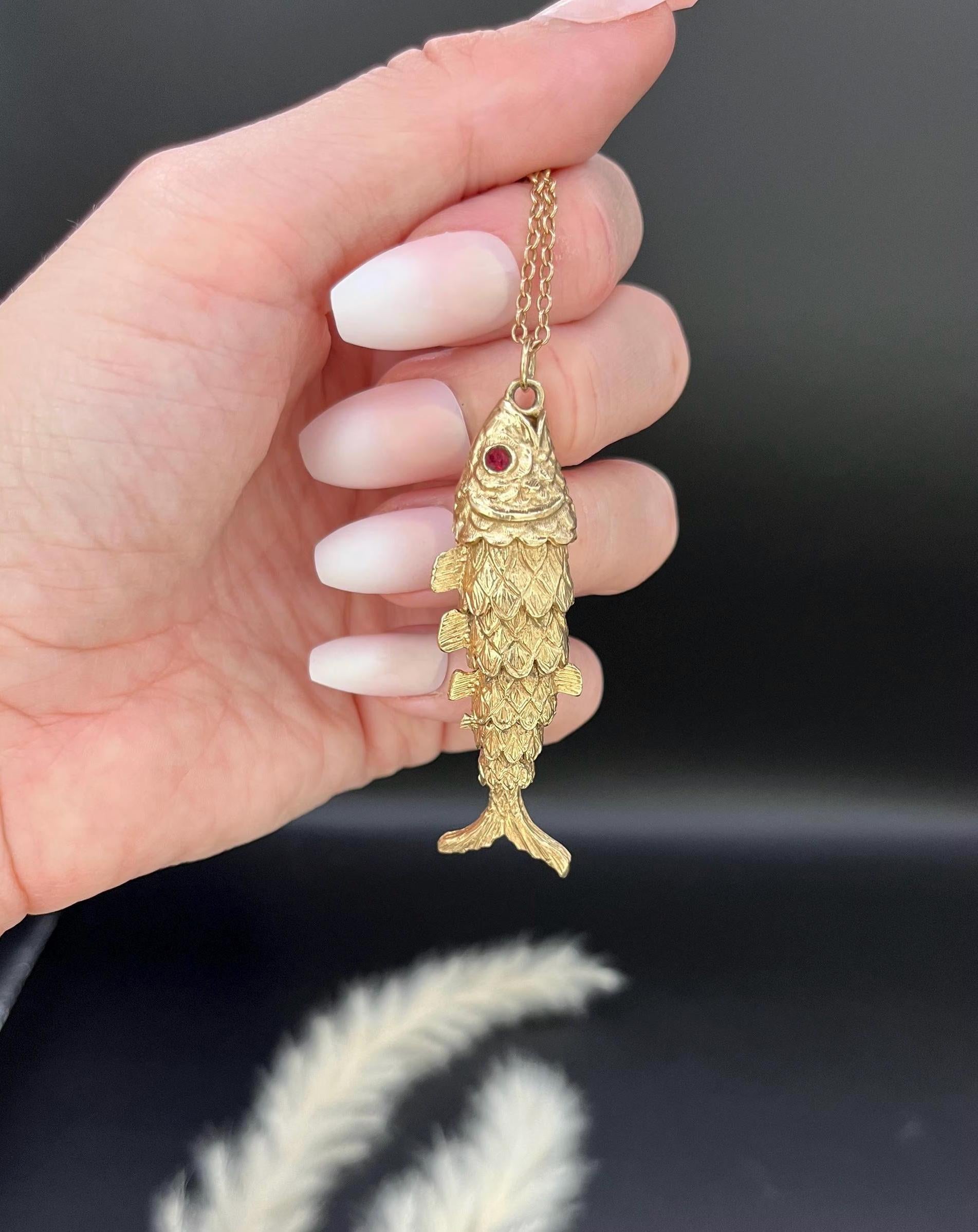 Ciondolo grande e snodato in oro 9ct con pesce portafortuna in vendita 4