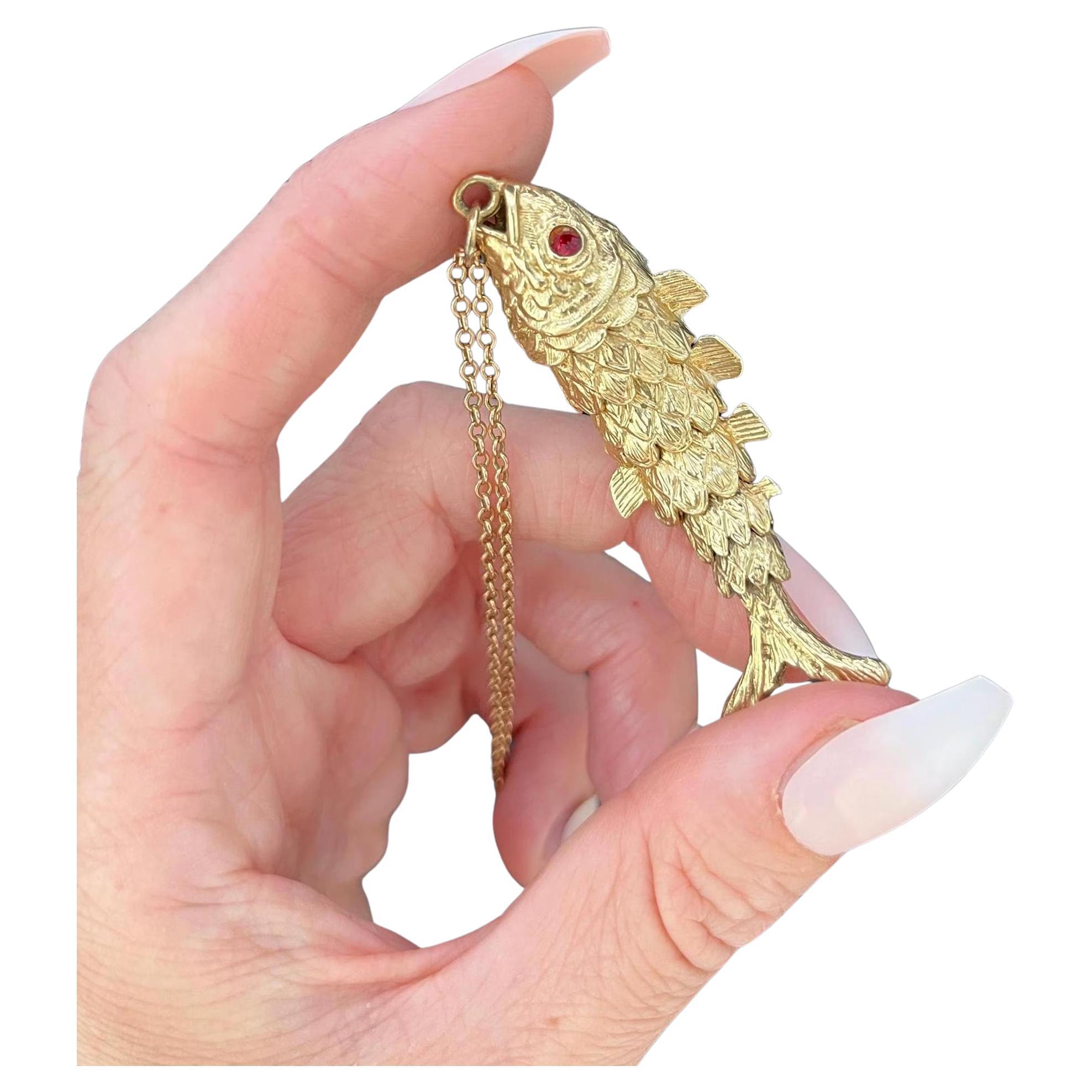 Ciondolo grande e snodato in oro 9ct con pesce portafortuna in vendita