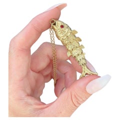 Ciondolo grande e snodato in oro 9ct con pesce portafortuna