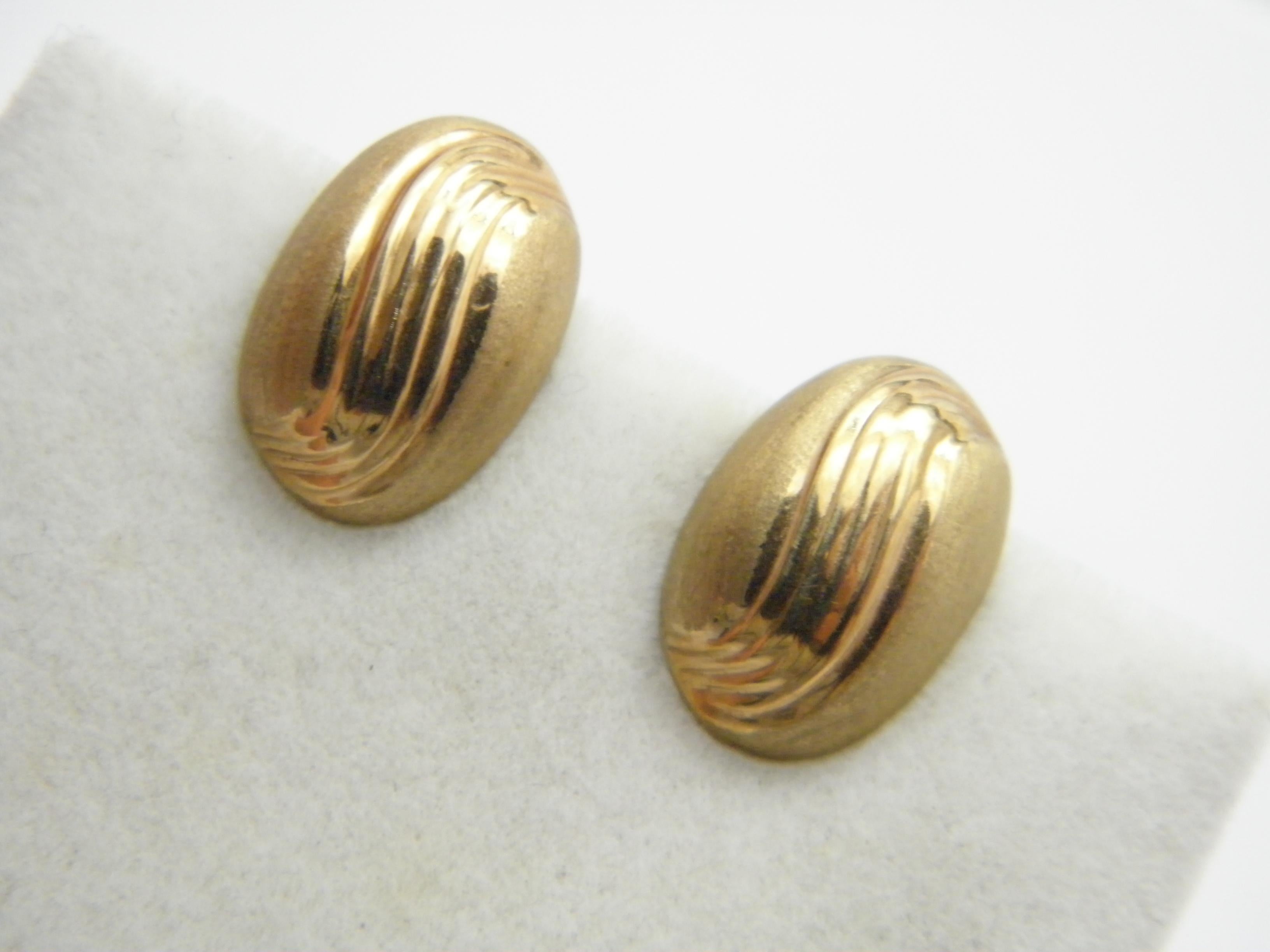 A very special item for you to consider:

9CT HEAVY GOLD COFFEE BEAN CLIP ON EARRINGS

DETAILS
Material: 375/000 9ct Solid Gold
Style: Art Deco style clip ons with burnished and polished coffee bean design
Fastening: Hinged clips, very tight and