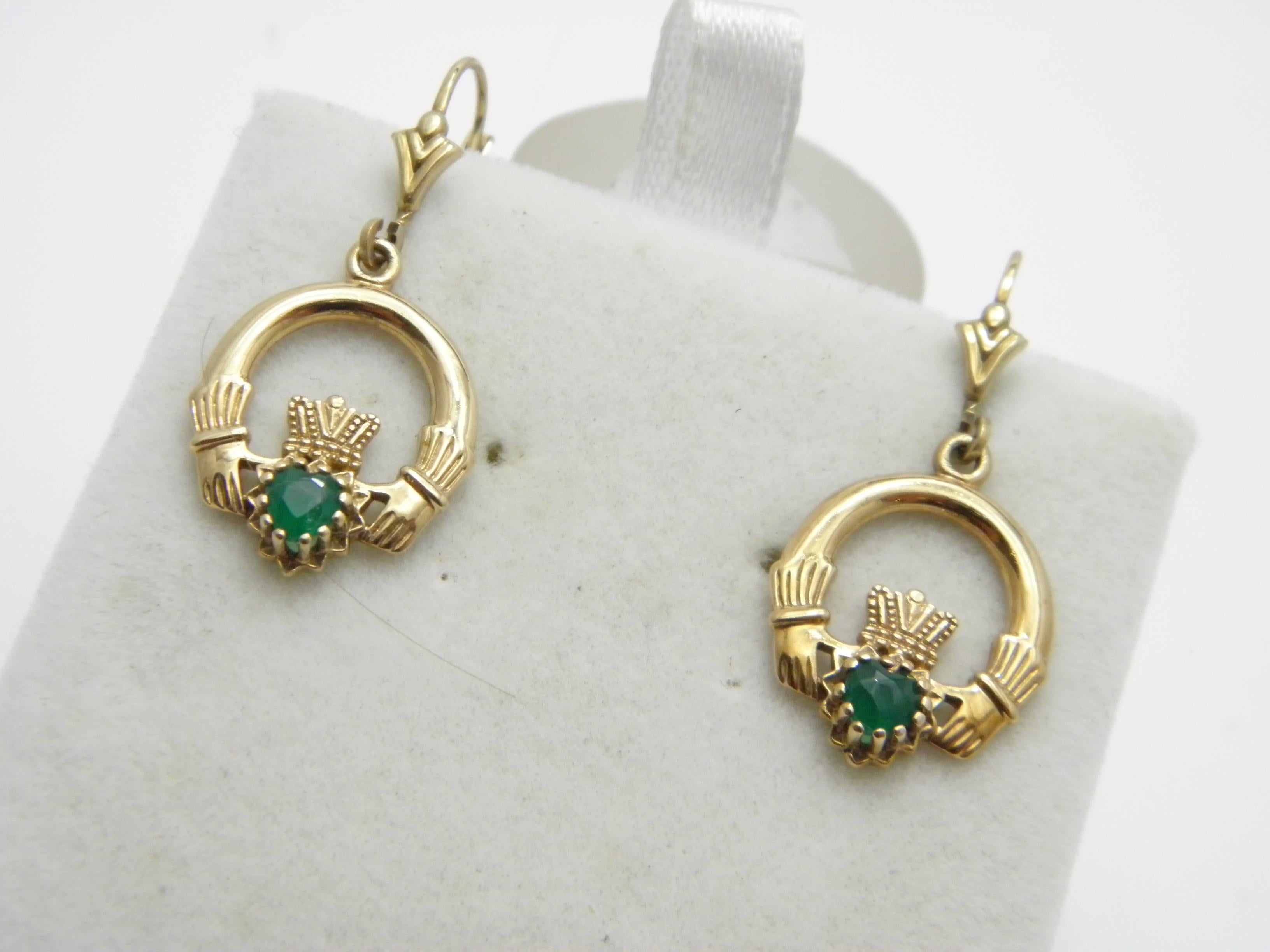A very special item for you to consider:

9CT HEAVY GOLD EMERALD CLADDAGH LARGE DROP / DANGLE EARRINGS

DETAILS
Material: 375/1000 9ct Solid Gold
Style: Detailed drop / dangle earrings with classic Claddagh design
Gems: Heart cut natural Emerald set