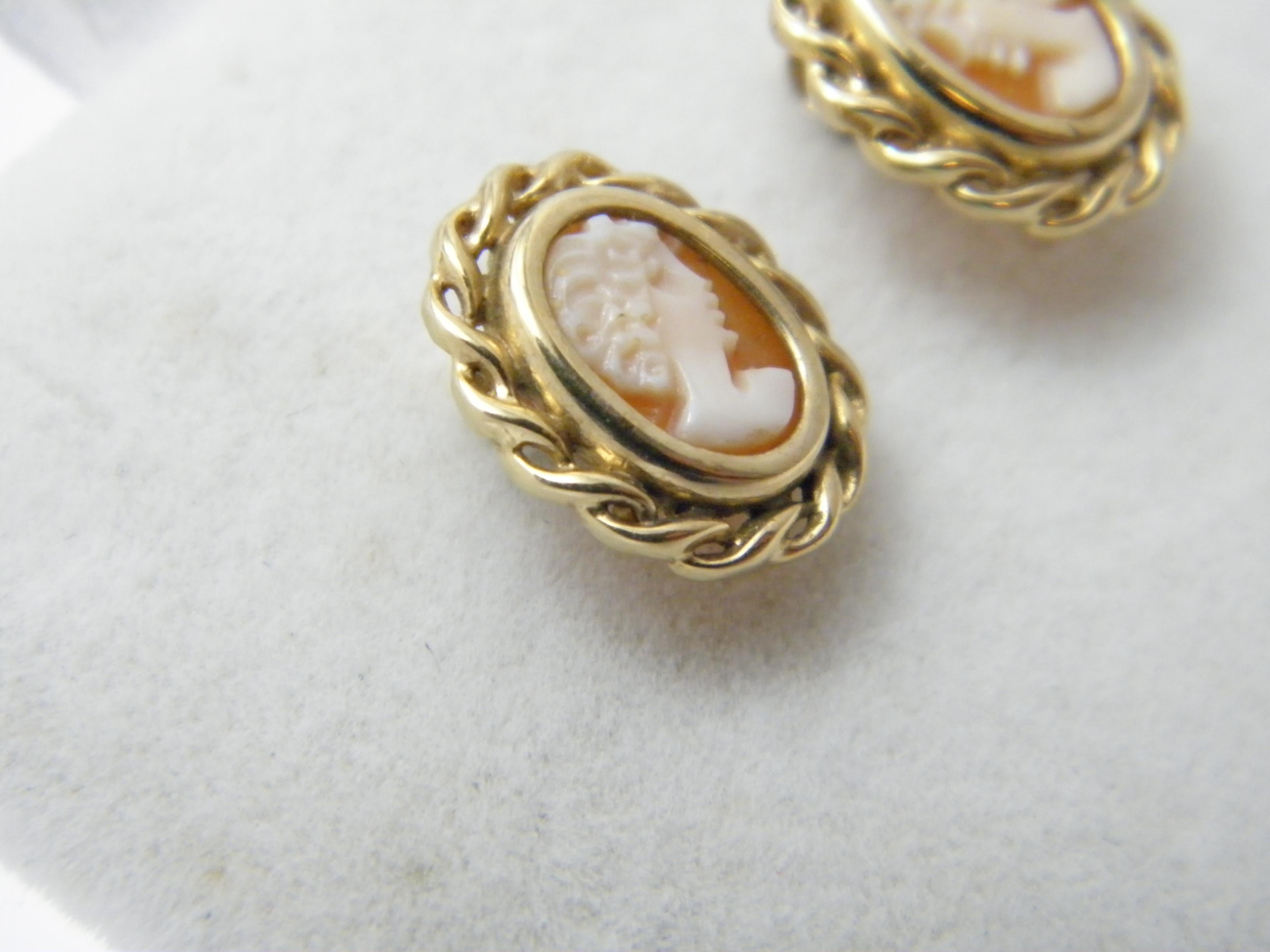 Vintage 9ct Gold Large Shell Cameo Stud Earrings 375 Purity VGC In Good Condition For Sale In Camelford, GB