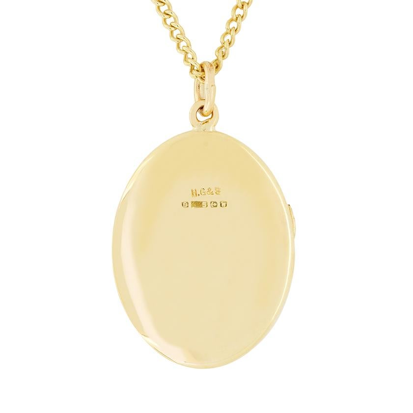 Dating to 1971 this charming locket has been made in 9 carat yellow gold. Sitting on a long 24″ chain the locket features beautiful flower carving work on its front. <measuring 26mm by 20mm this beautiful piece weighs a total of 10.8 grams.

Age: