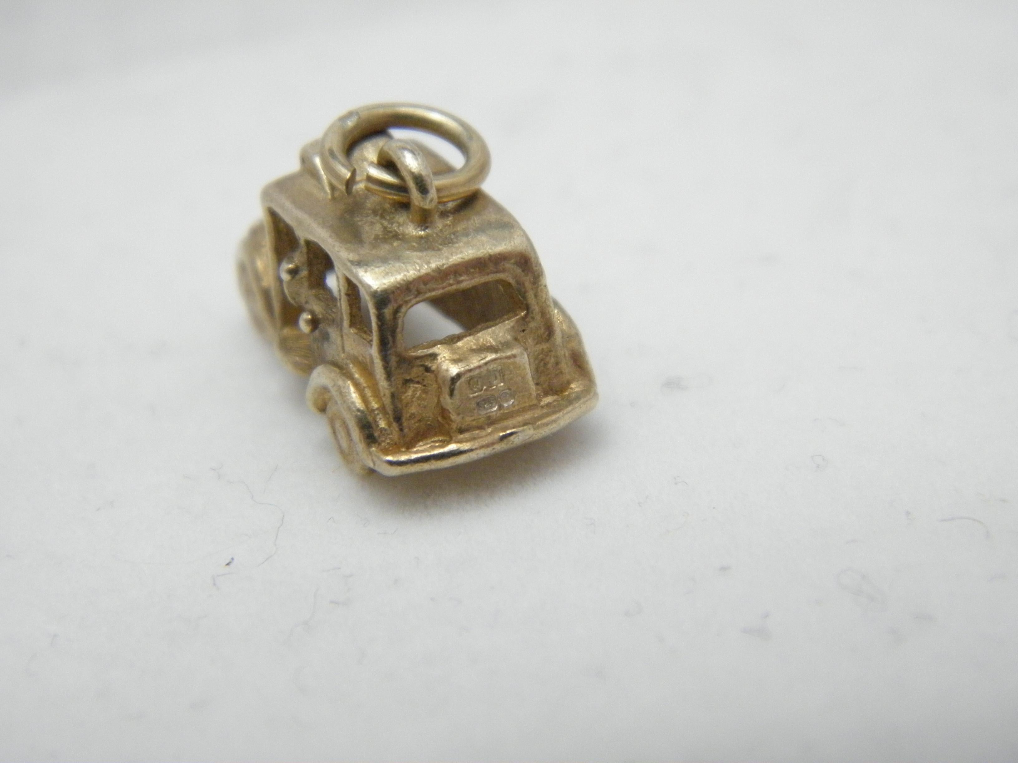 Vintage 9ct Gold London Taxi Pendant Charm Fob c1970 375 Purity Heavy 3.1g For Sale 3