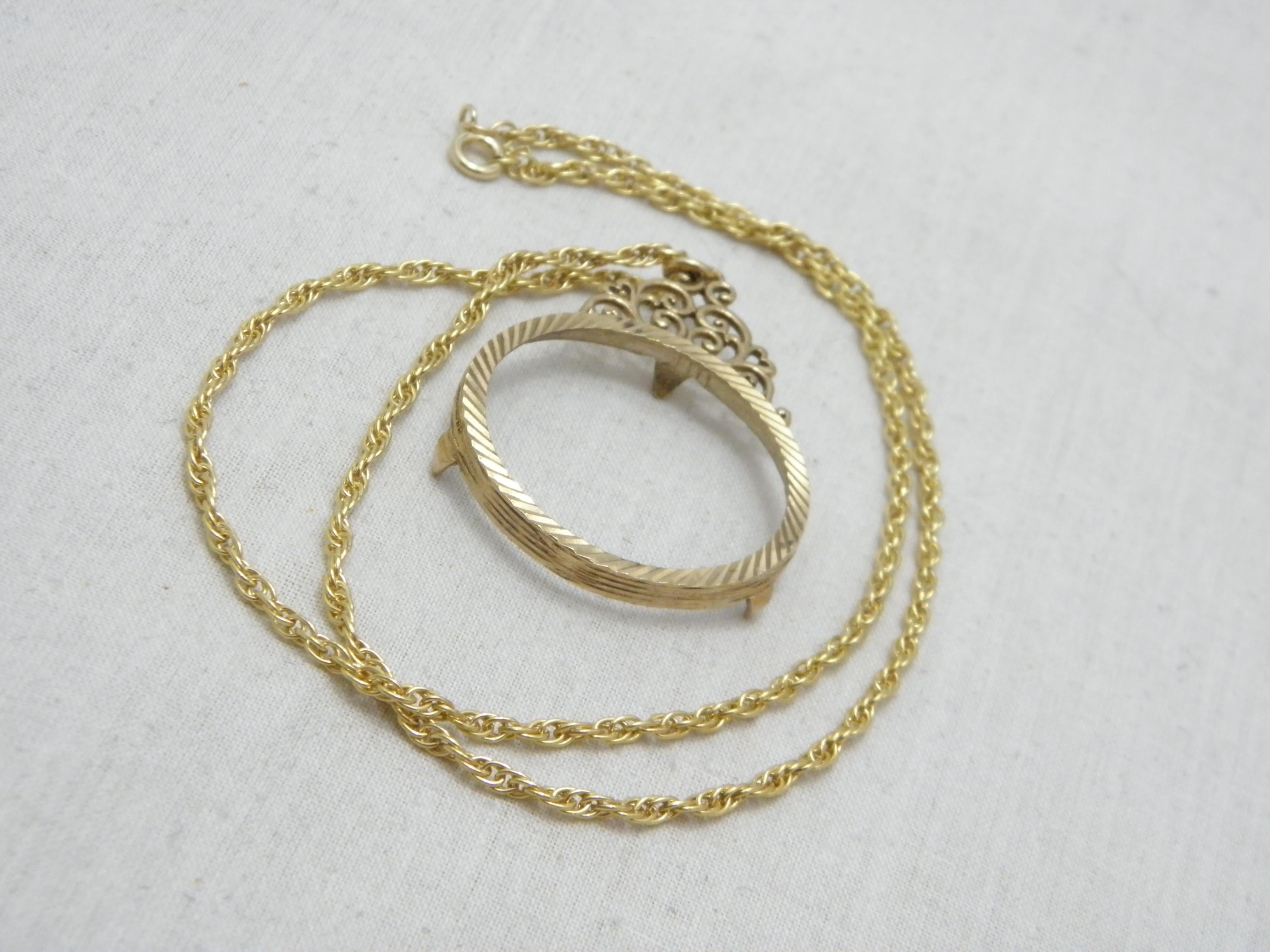 Chaîne collier pendentif vintage Britannia Sovereign en or 9 carats, poids total de 1 oz en vente 6