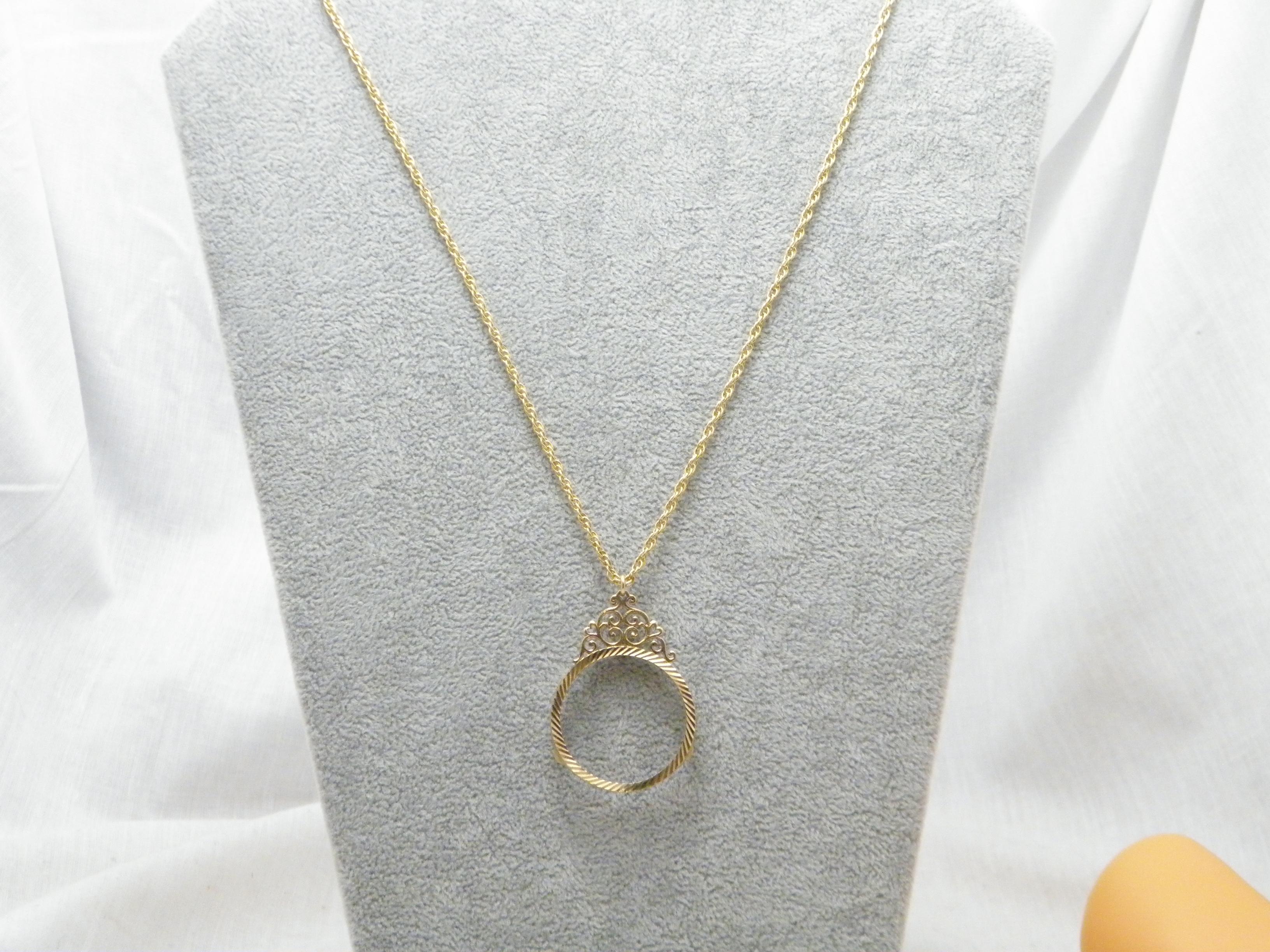 Contemporain Chaîne collier pendentif vintage Britannia Sovereign en or 9 carats, poids total de 1 oz en vente