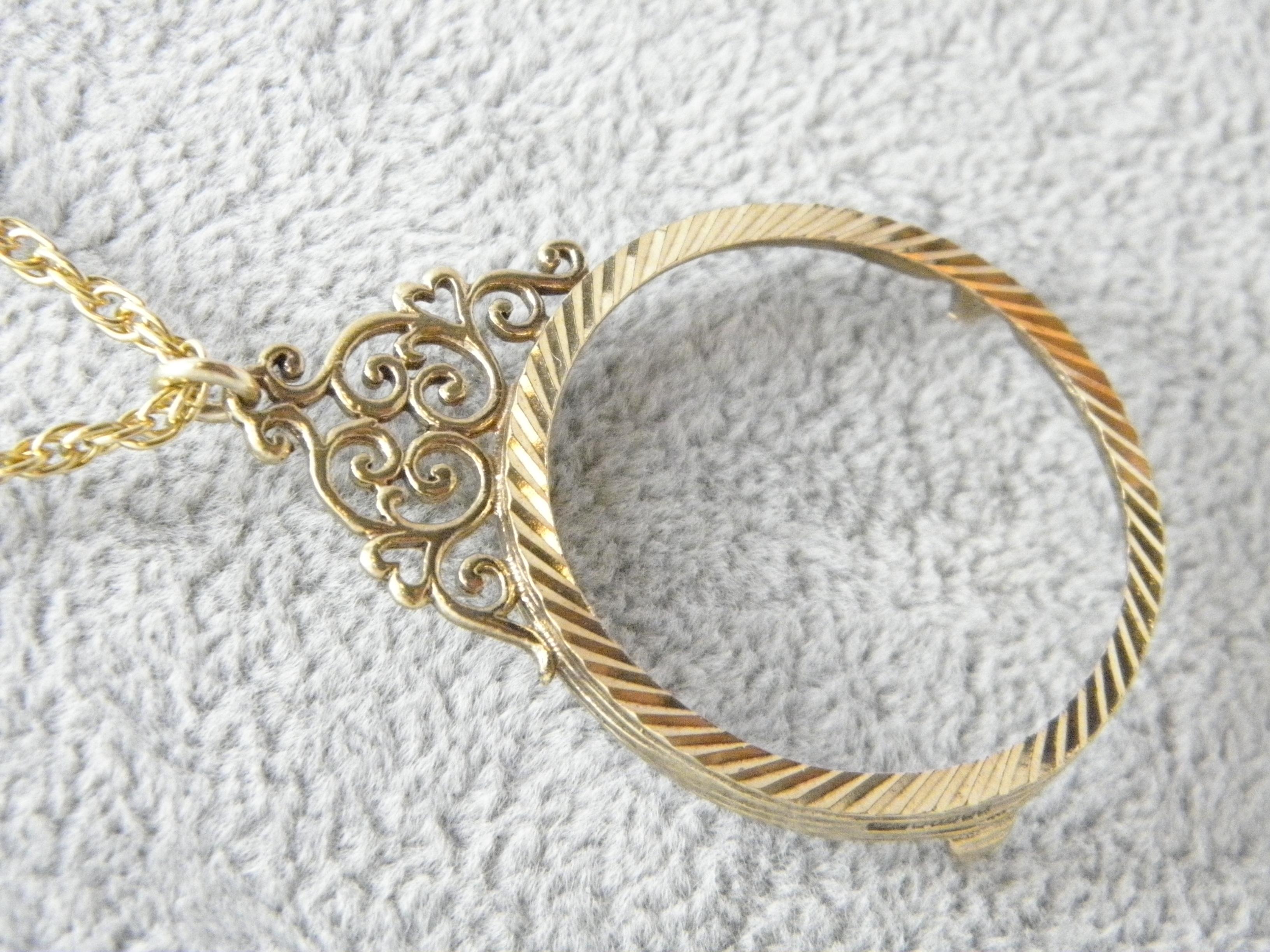 Chaîne collier pendentif vintage Britannia Sovereign en or 9 carats, poids total de 1 oz Unisexe en vente