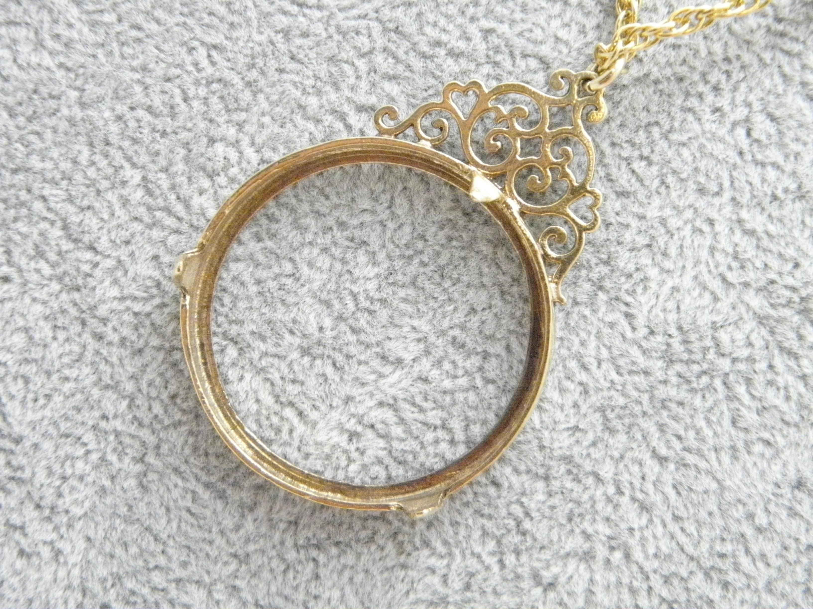 Chaîne collier pendentif vintage Britannia Sovereign en or 9 carats, poids total de 1 oz en vente 1