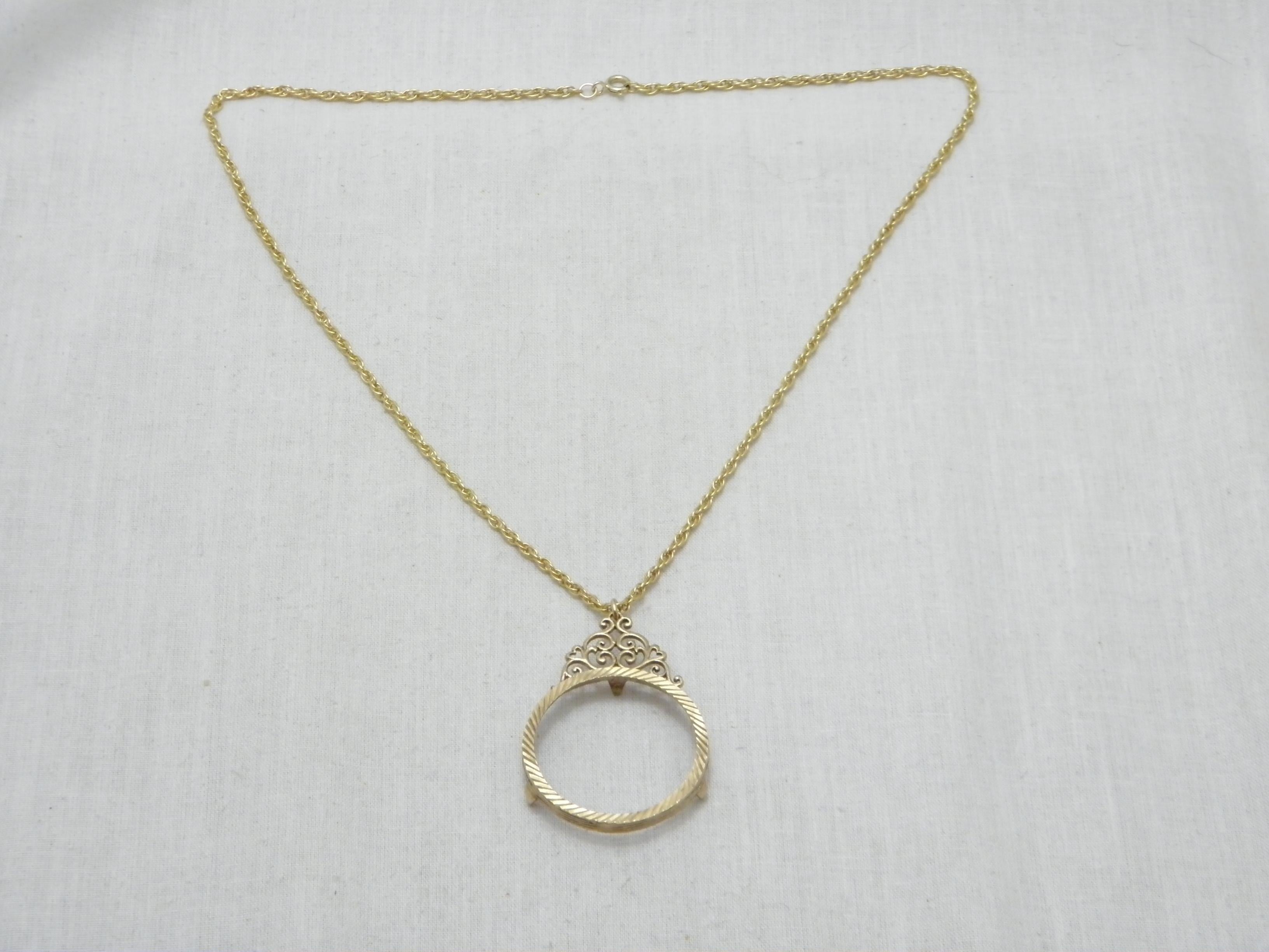 Chaîne collier pendentif vintage Britannia Sovereign en or 9 carats, poids total de 1 oz en vente 2