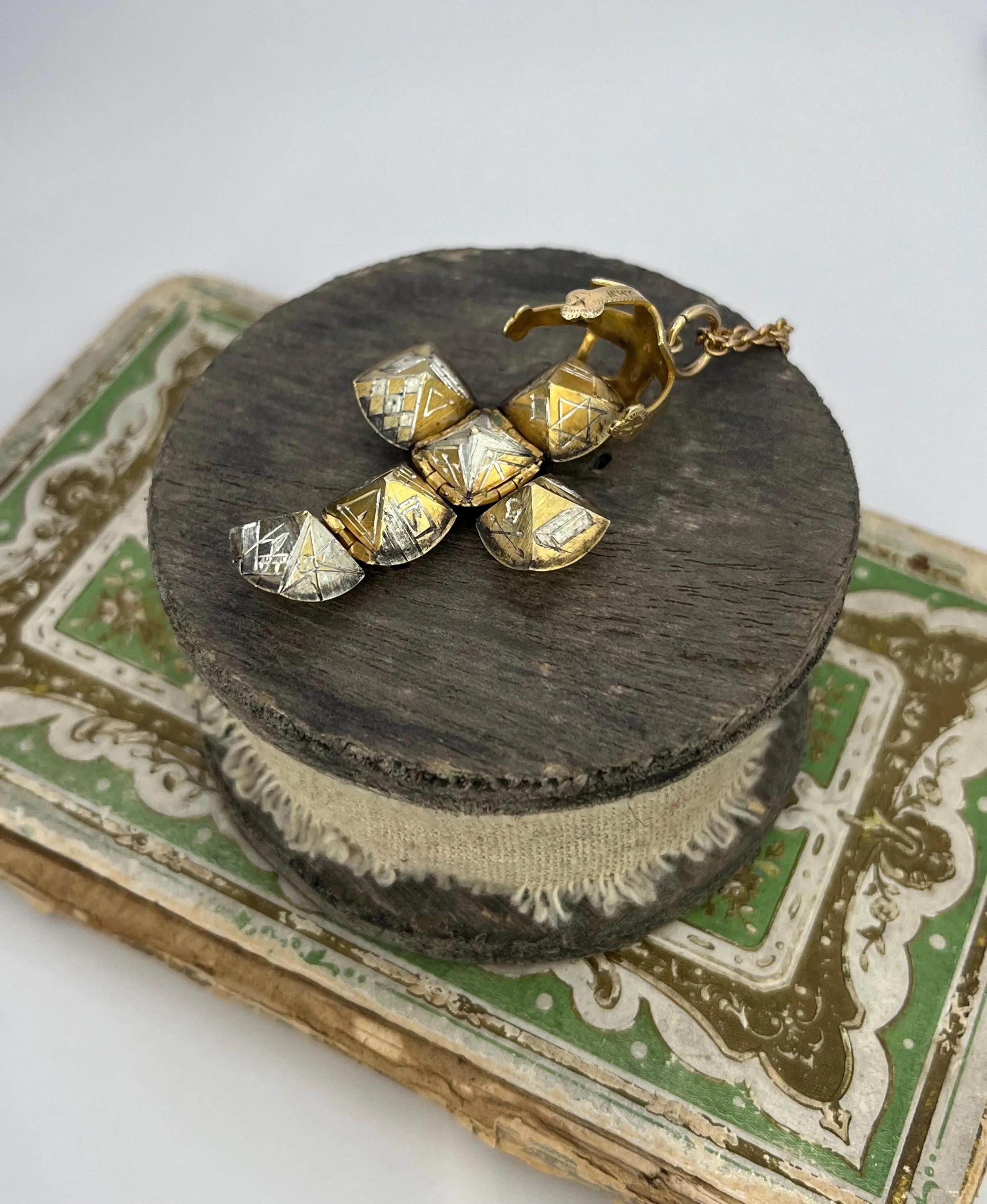 Fob d'epoca in oro 9ct e argento con sfera massonica, circa anni '70 in vendita 6