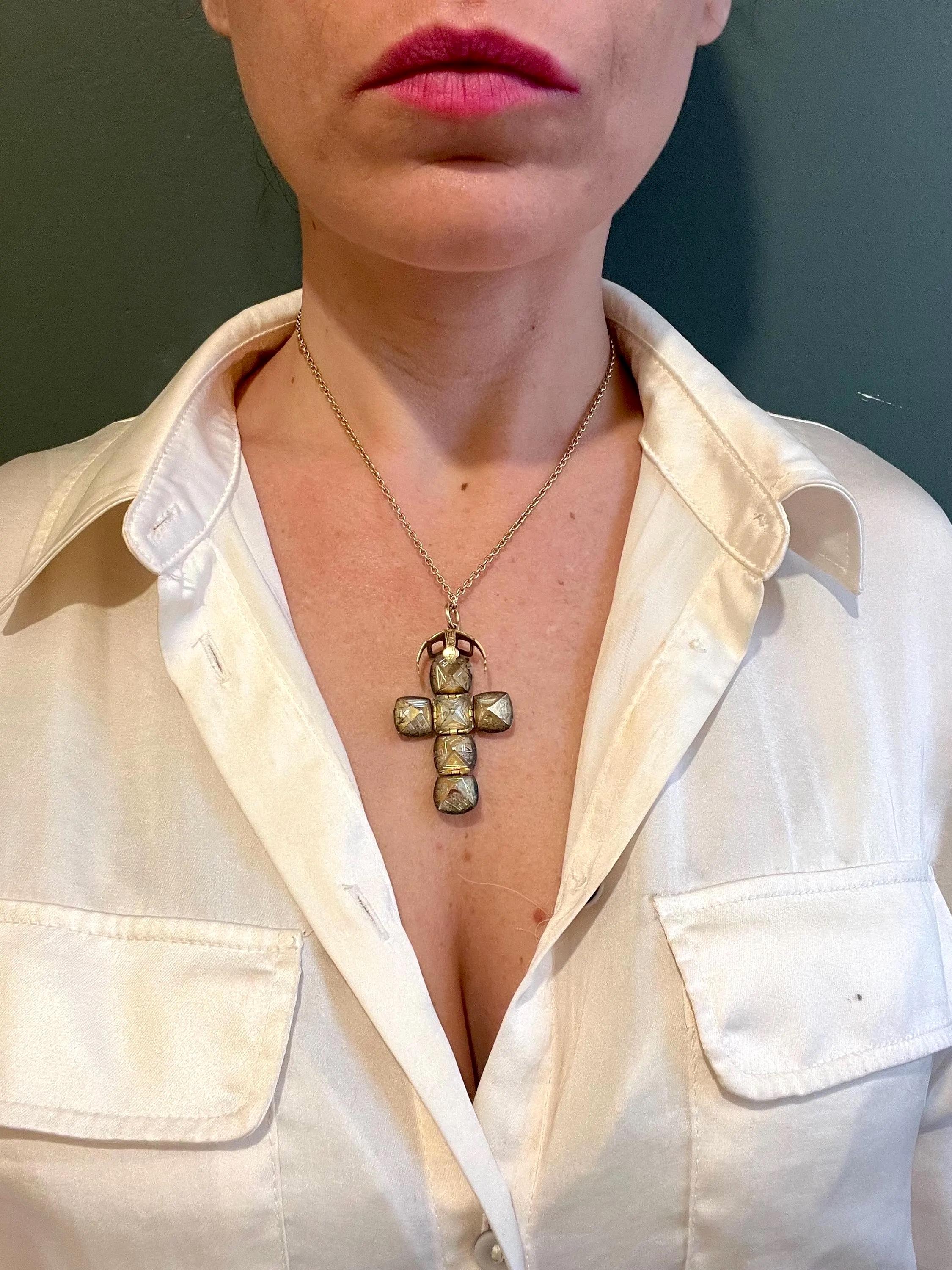 Portapenne massonico d'epoca in oro e argento

9ct su Argento 

Makers Mark JHW 

Inciso Made In England 

Circa anni '70

*La collana è venduta separatamente. 

Un pezzo ricco di mistero e tradizione. Questa antica palla massonica si dispiega in