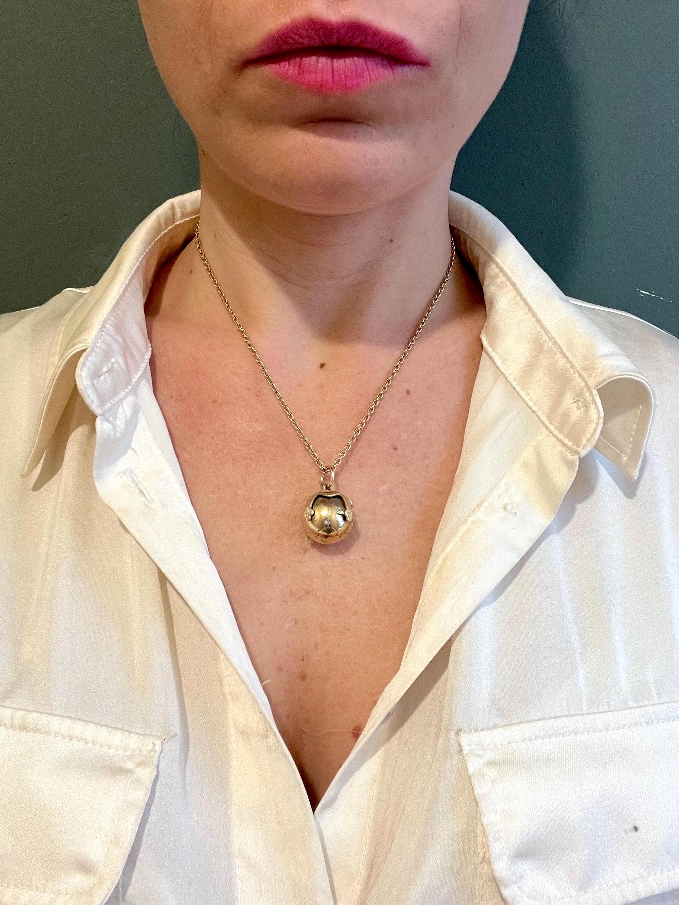 Fob d'epoca in oro 9ct e argento con sfera massonica, circa anni '70 In condizioni buone in vendita a Brighton, GB