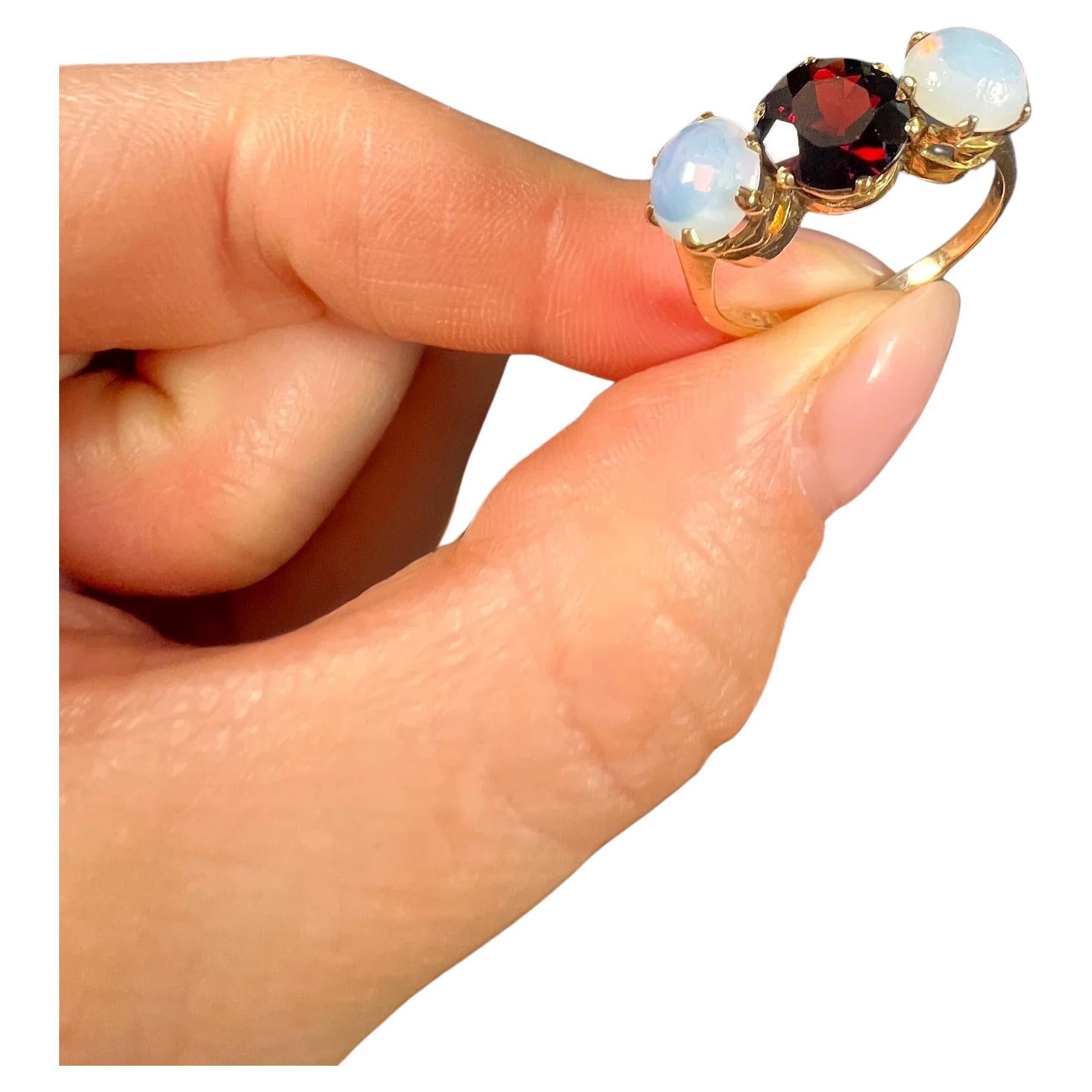 Vintage 9ct Gold Opal 
Garnet 3 Stone Ring (Bague à 3 pierres en or 9ct)