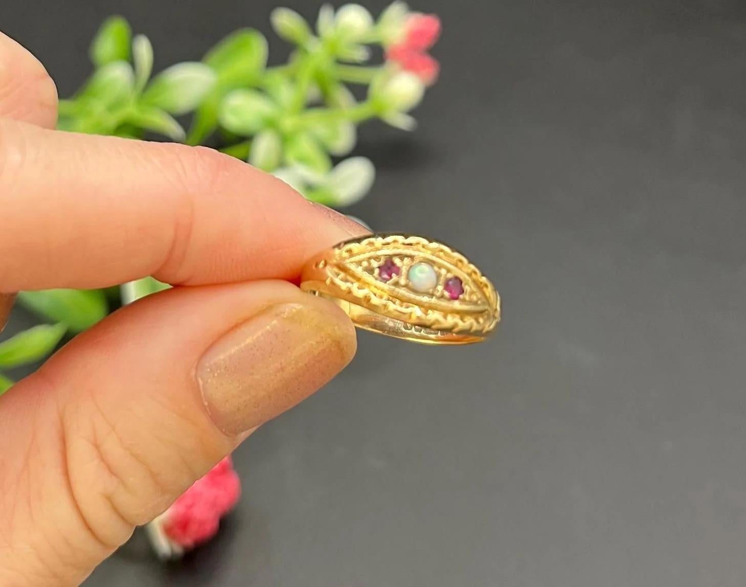 Bague vintage en or 9ct, opale et rubis, poinçonnée Birmingham 1987 en vente 6