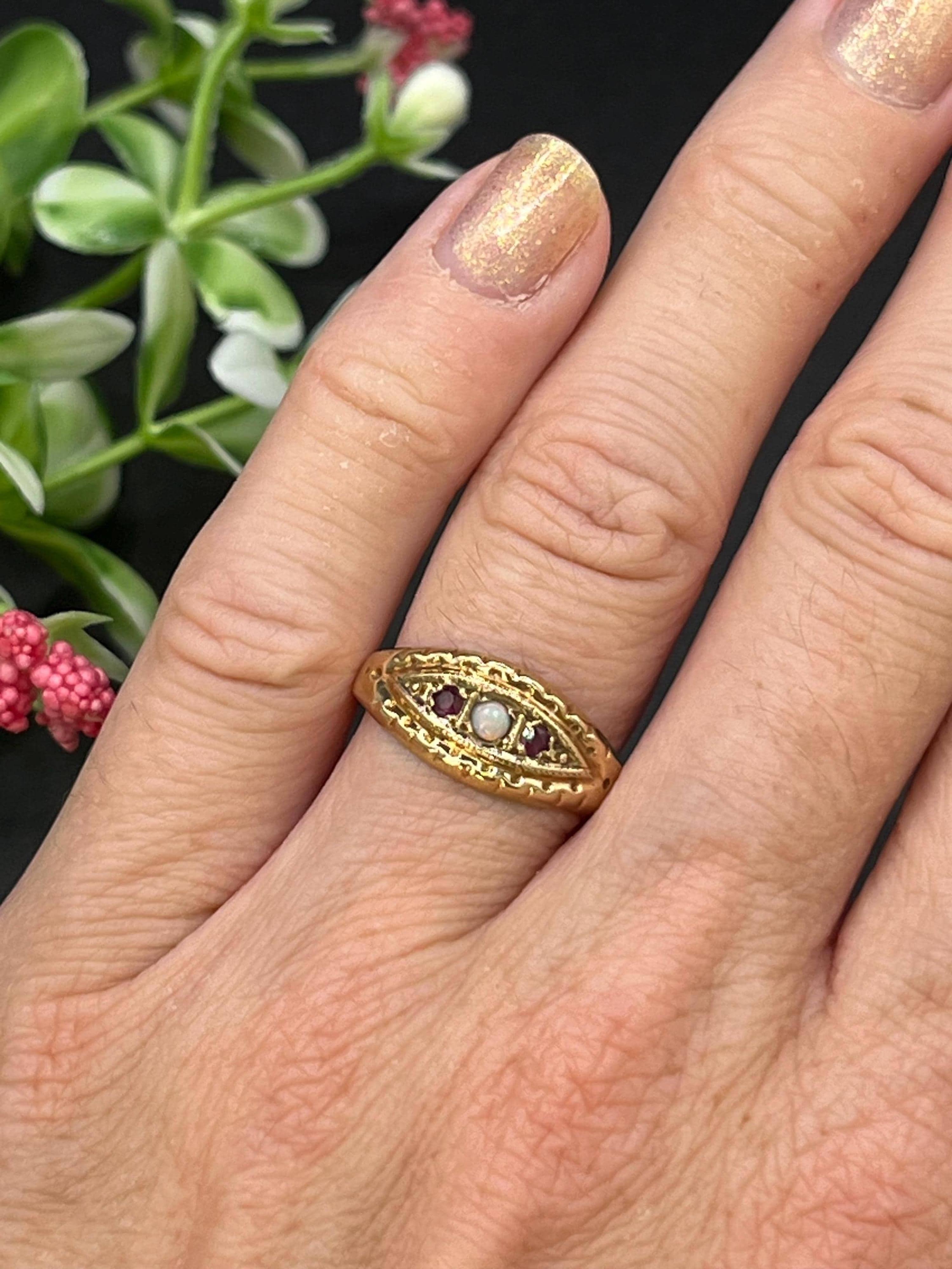 Taille ronde Bague vintage en or 9ct, opale et rubis, poinçonnée Birmingham 1987 en vente