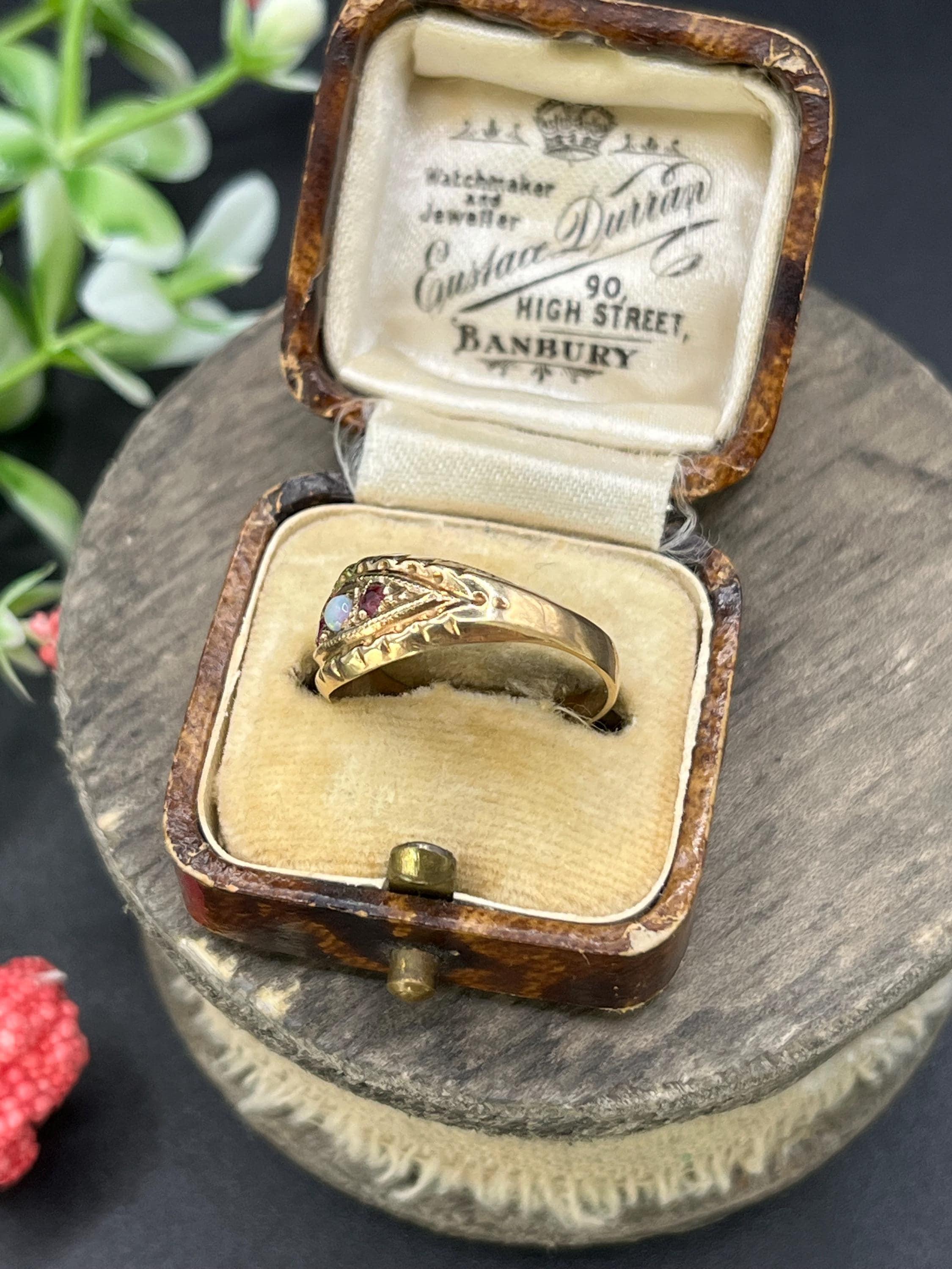 Bague vintage en or 9ct, opale et rubis, poinçonnée Birmingham 1987 en vente 2