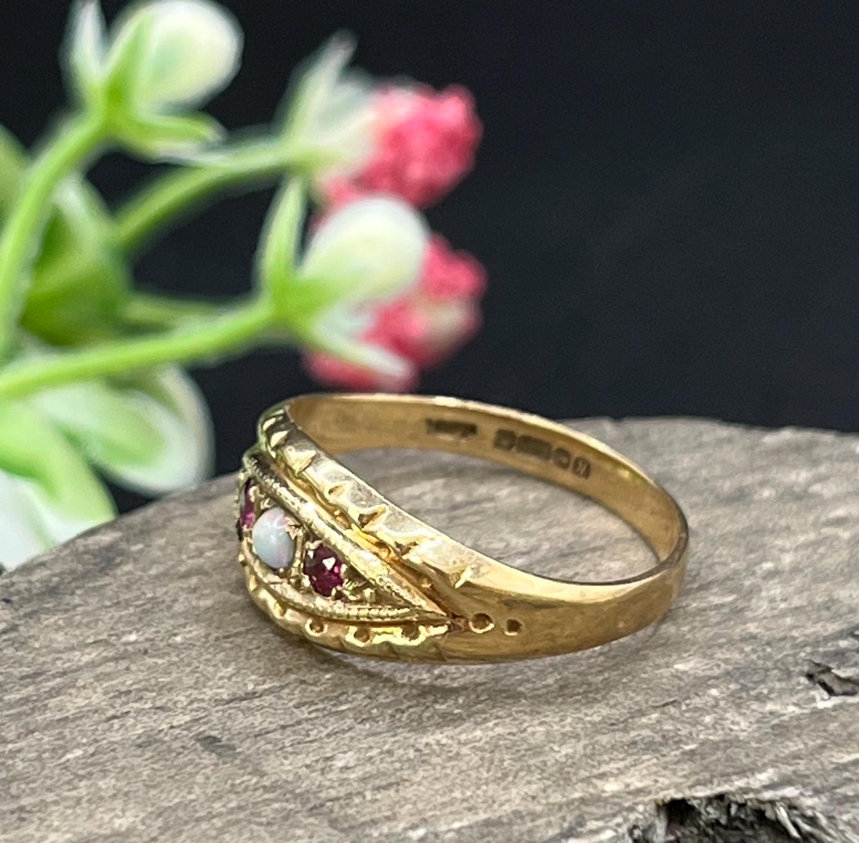 Bague vintage en or 9ct, opale et rubis, poinçonnée Birmingham 1987 en vente 3