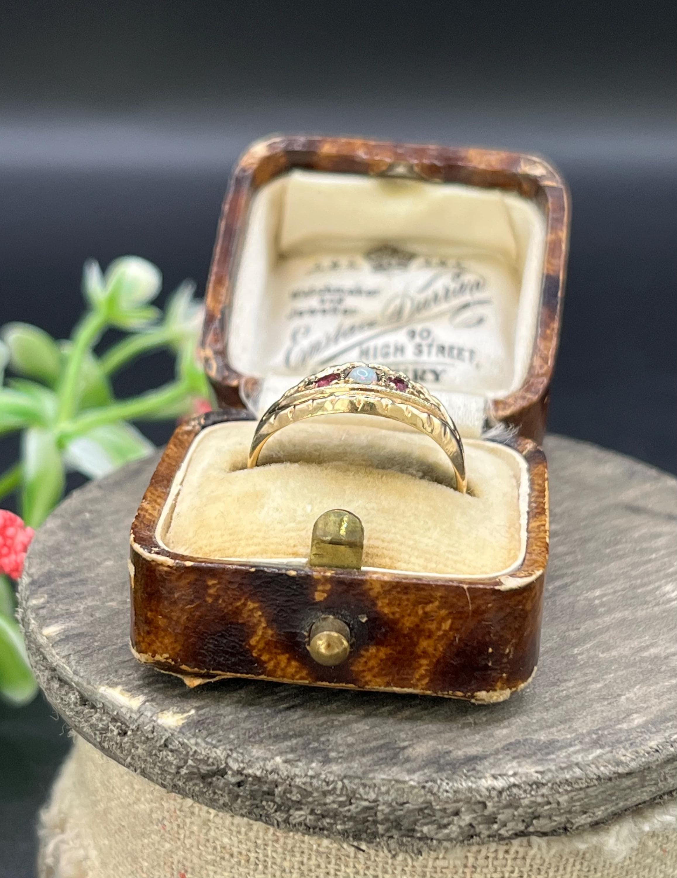 Bague vintage en or 9ct, opale et rubis, poinçonnée Birmingham 1987 en vente 4