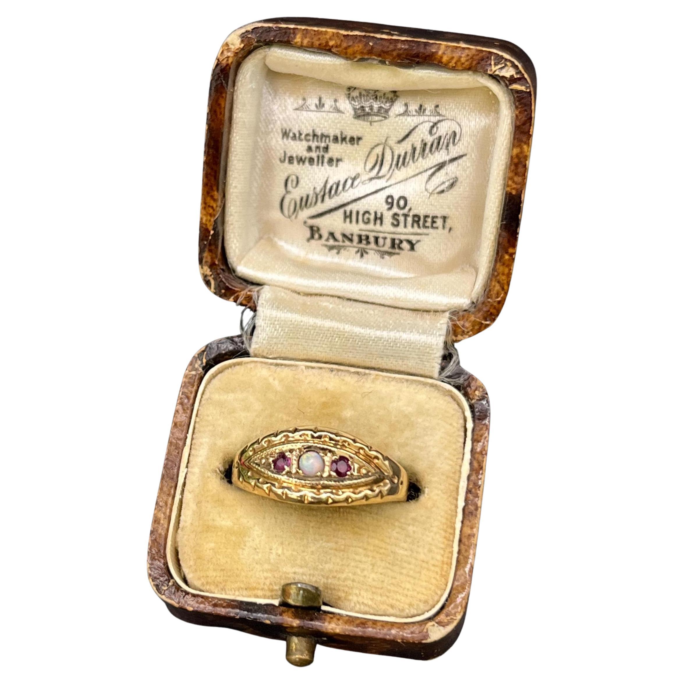 Bague vintage en or 9ct, opale et rubis, poinçonnée Birmingham 1987 en vente