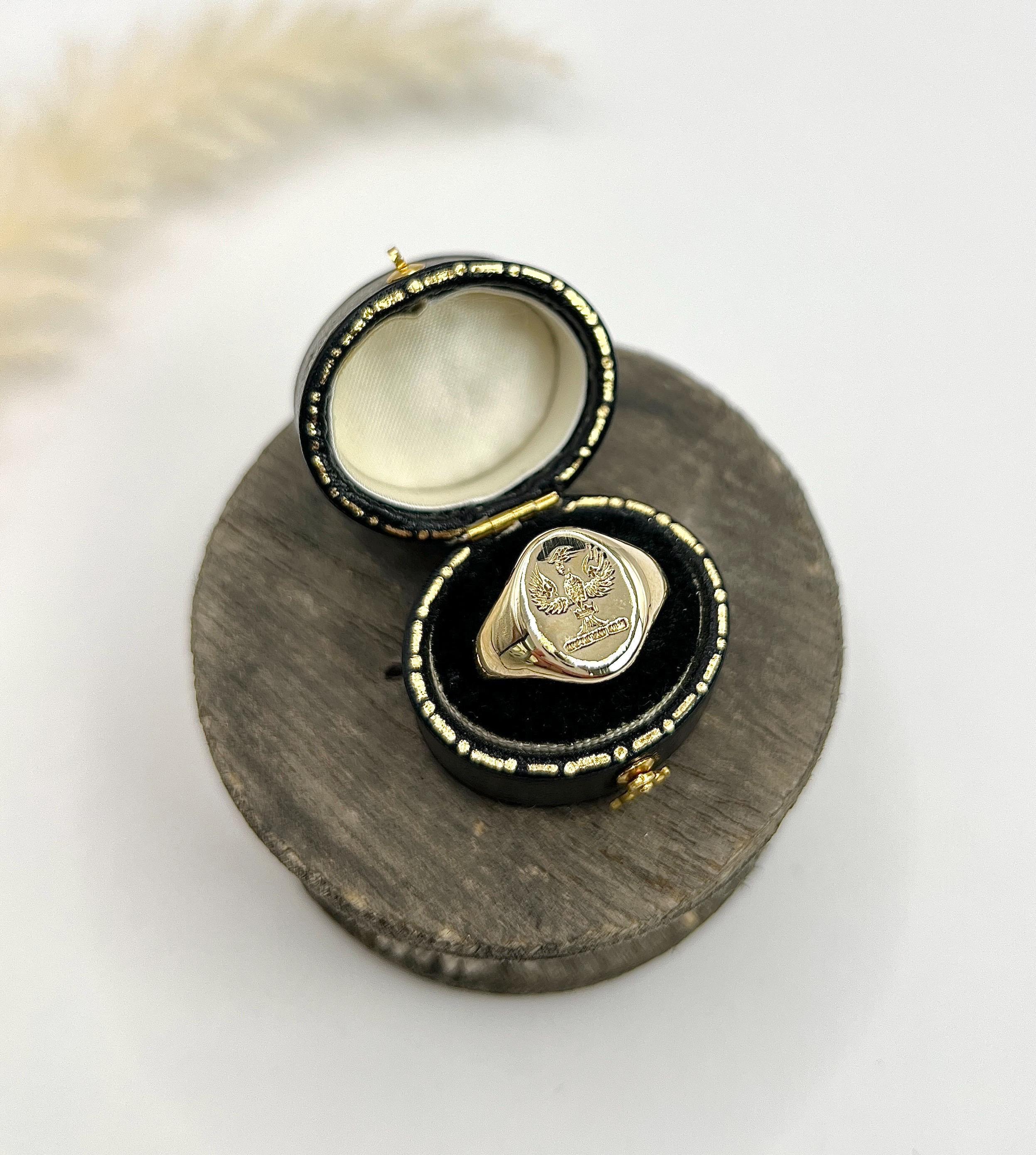 Anello con sigillo a forma di aquila ovale in oro 9 ct d'epoca, con marchio di garanzia Londra 1974 in vendita 7