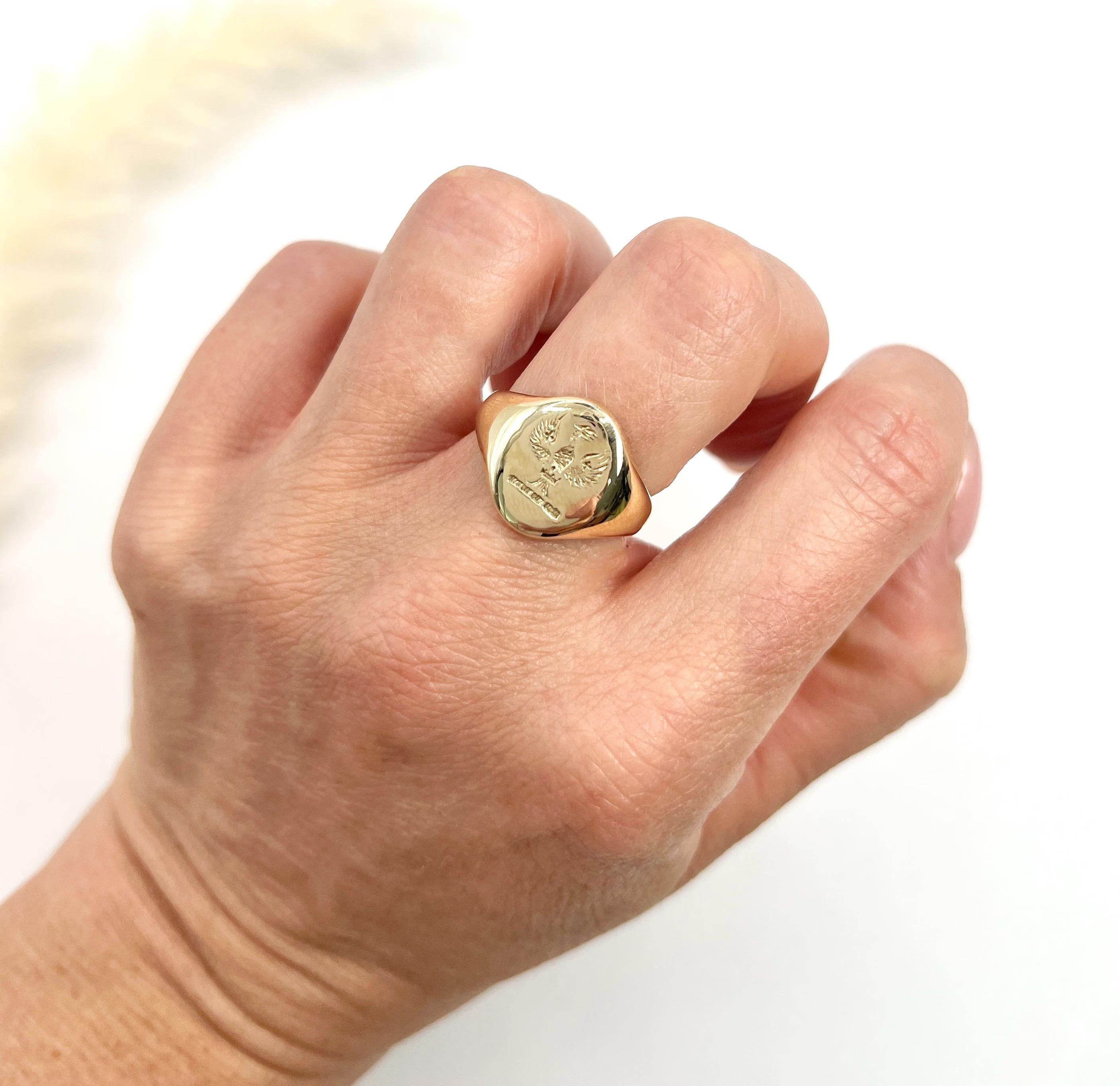 Anello con sigillo Vintage By 

Oro 9ct

Punzonato Londra 1974

Maker's Mark H.H.

Scopri un sorprendente anello con sigillo vintage, realizzato in lussuoso oro giallo 9ct. Questo squisito pezzo presenta una faccia di forma ovale, splendidamente