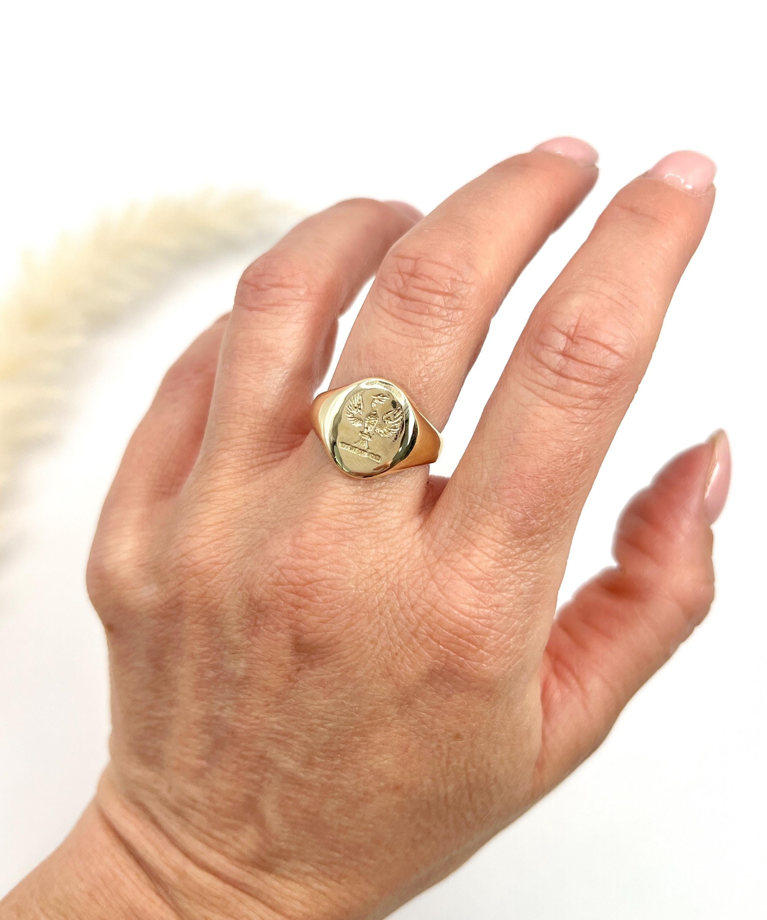 Anello con sigillo a forma di aquila ovale in oro 9 ct d'epoca, con marchio di garanzia Londra 1974 In condizioni buone in vendita a Brighton, GB