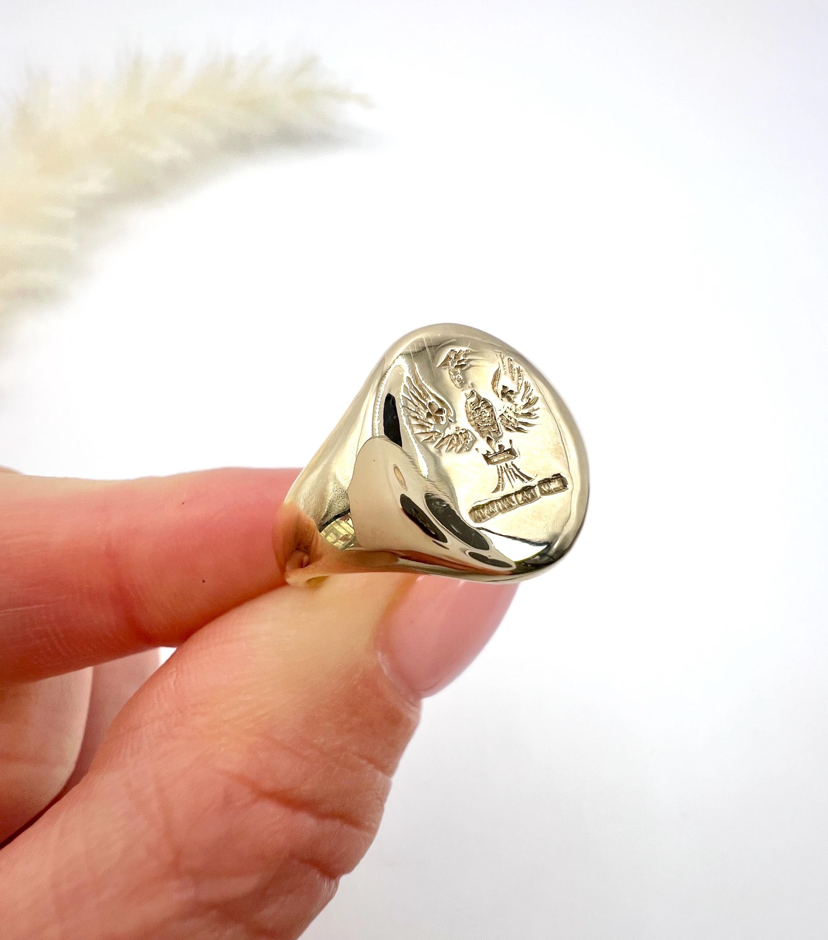 Anello con sigillo a forma di aquila ovale in oro 9 ct d'epoca, con marchio di garanzia Londra 1974 in vendita 2