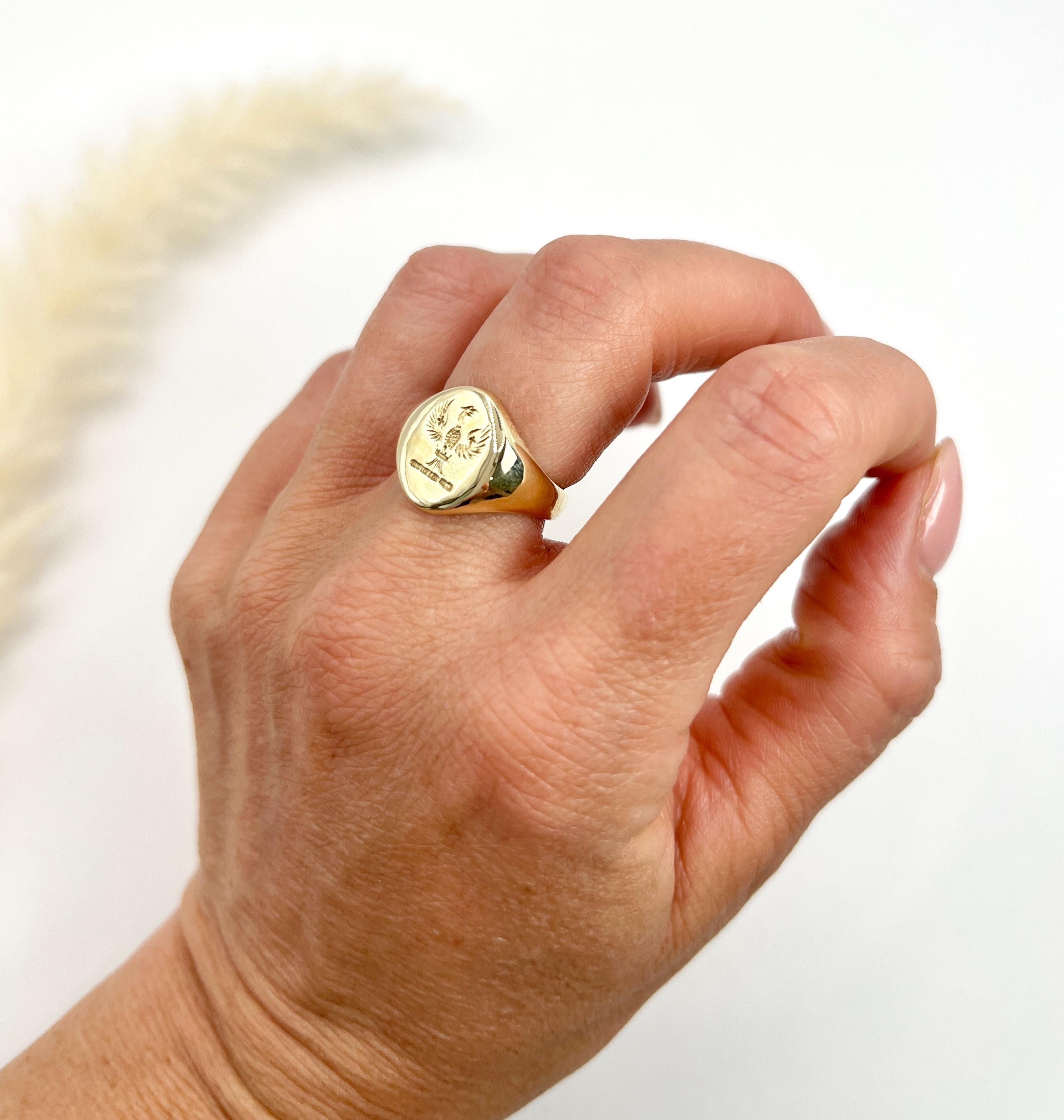 Anello con sigillo a forma di aquila ovale in oro 9 ct d'epoca, con marchio di garanzia Londra 1974 in vendita 4