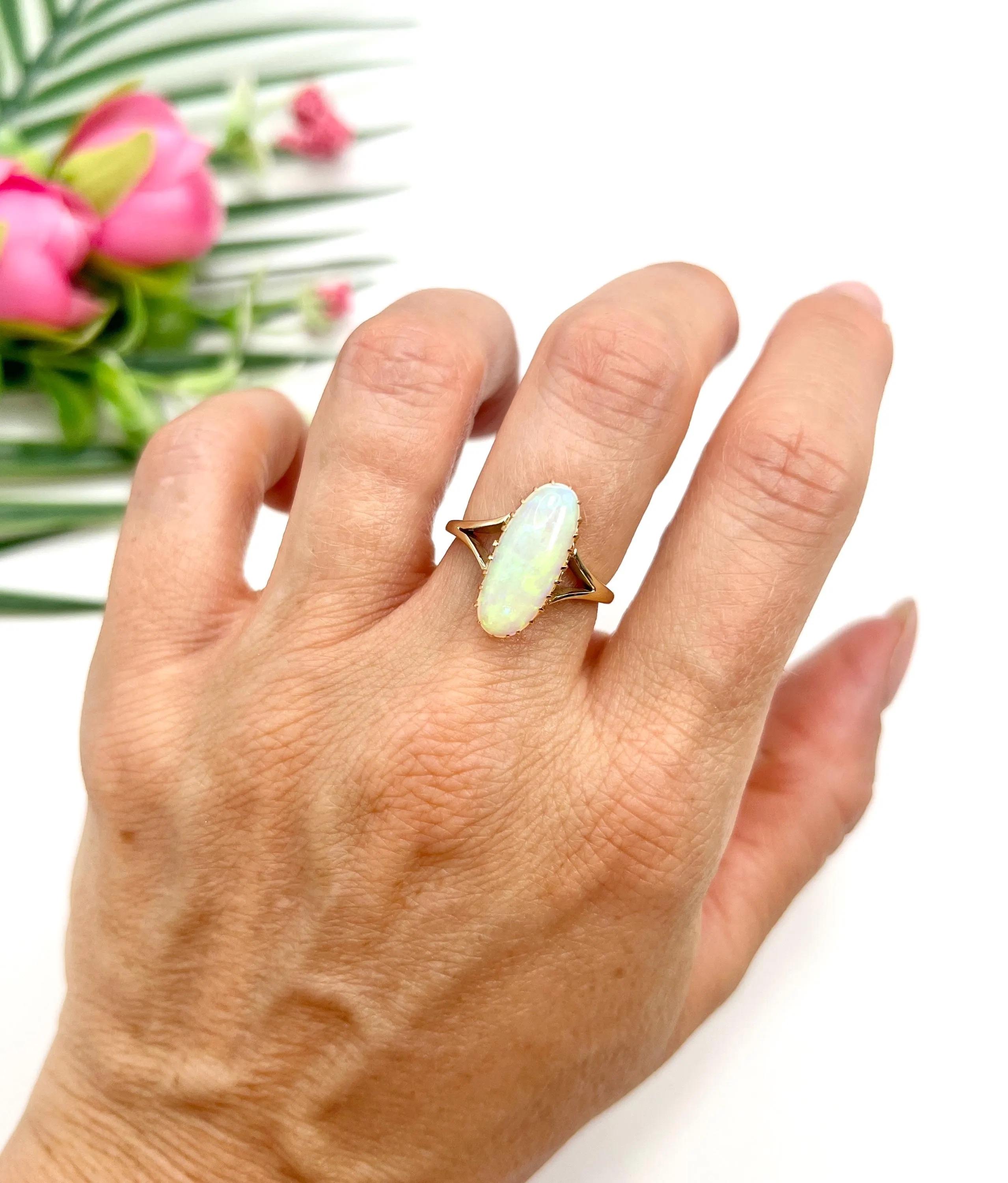 Taglio ovale Anello ovale d'oro 9ct d'epoca con spallacci, con marchio di garanzia Londra 1973 in vendita