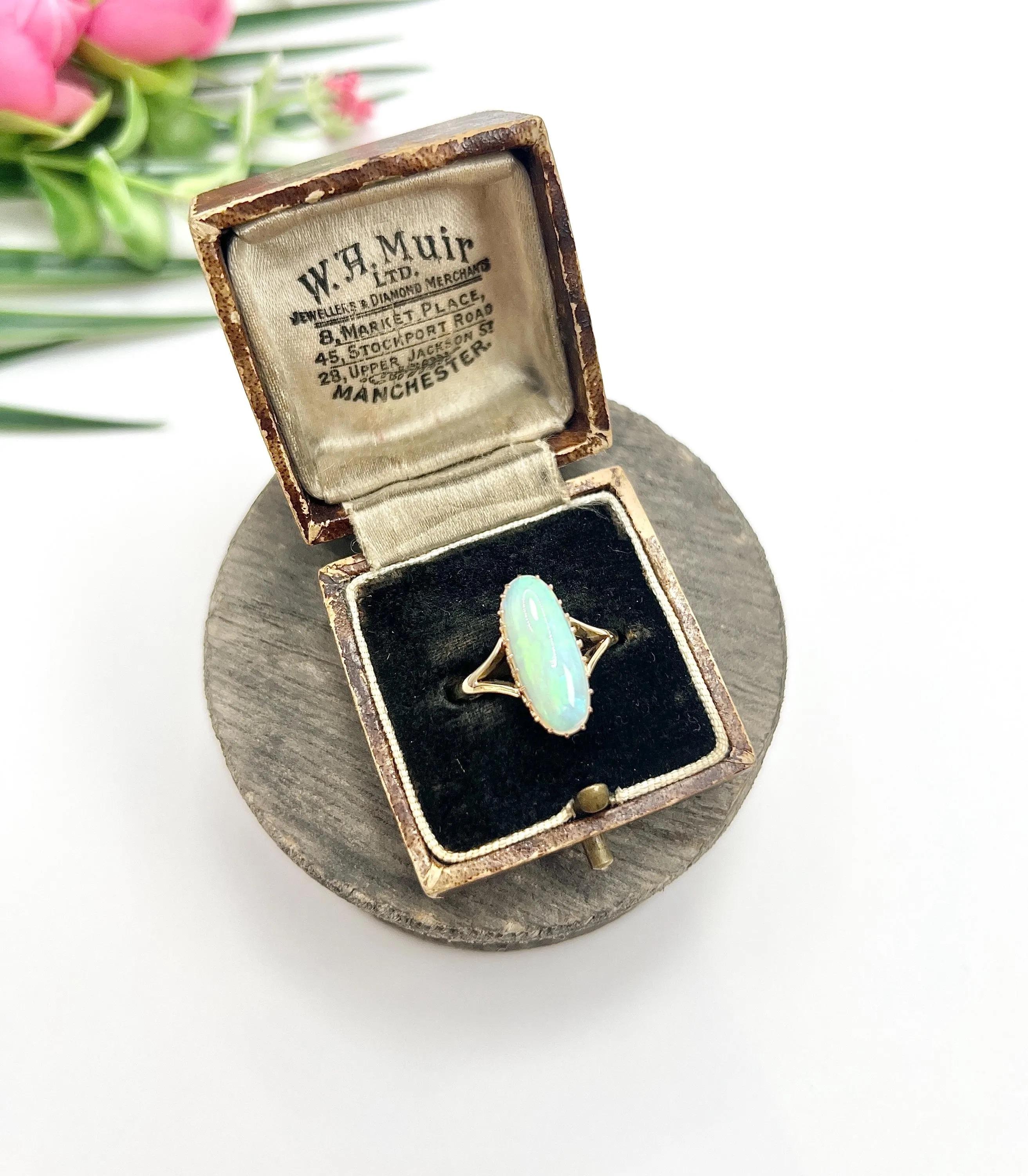 Anello ovale d'oro 9ct d'epoca con spallacci, con marchio di garanzia Londra 1973 In condizioni buone in vendita a Brighton, GB